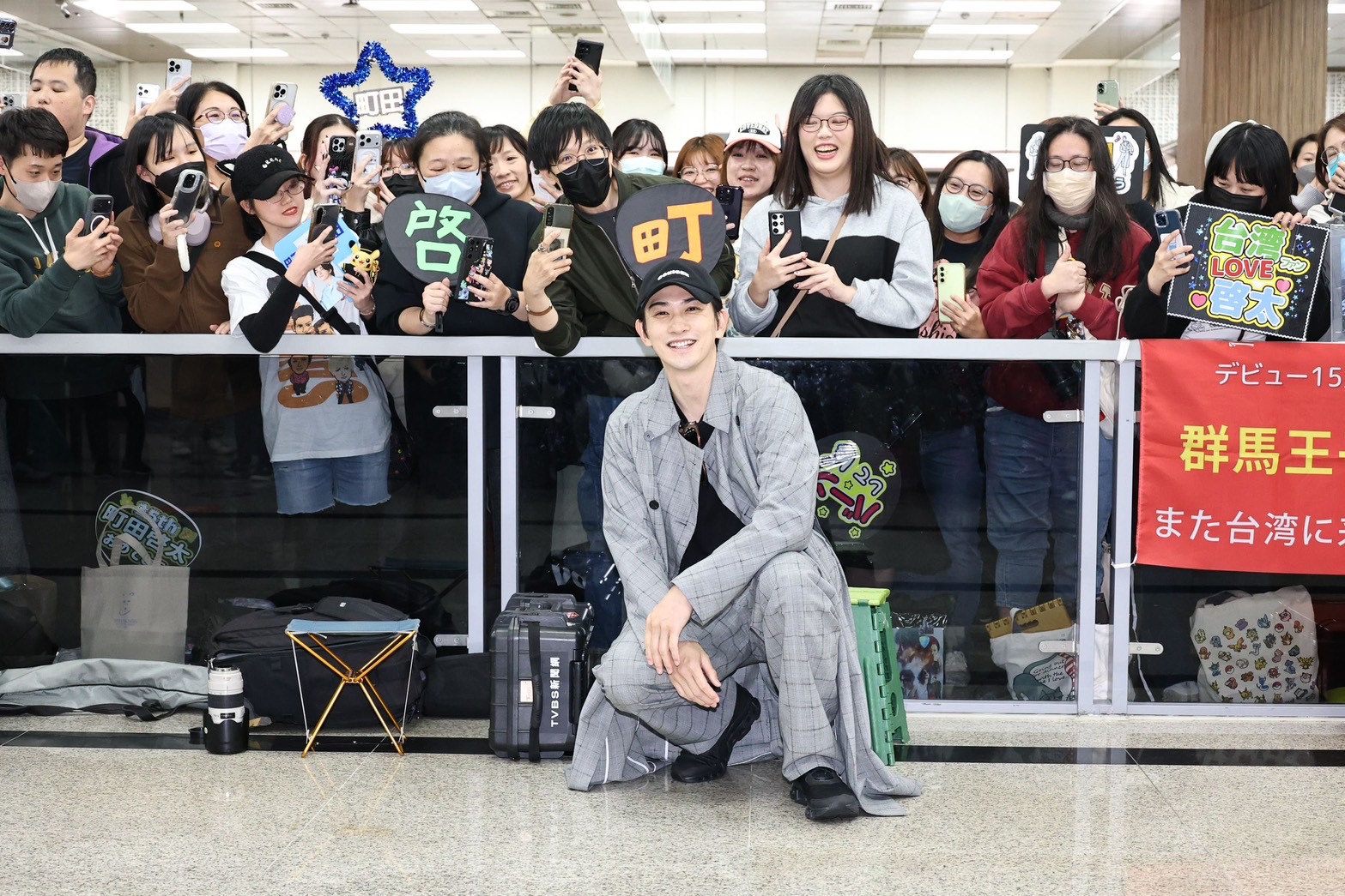 町田啓太三度來台舉辦見面會，開心與粉絲合照。（圖／王人傑攝）