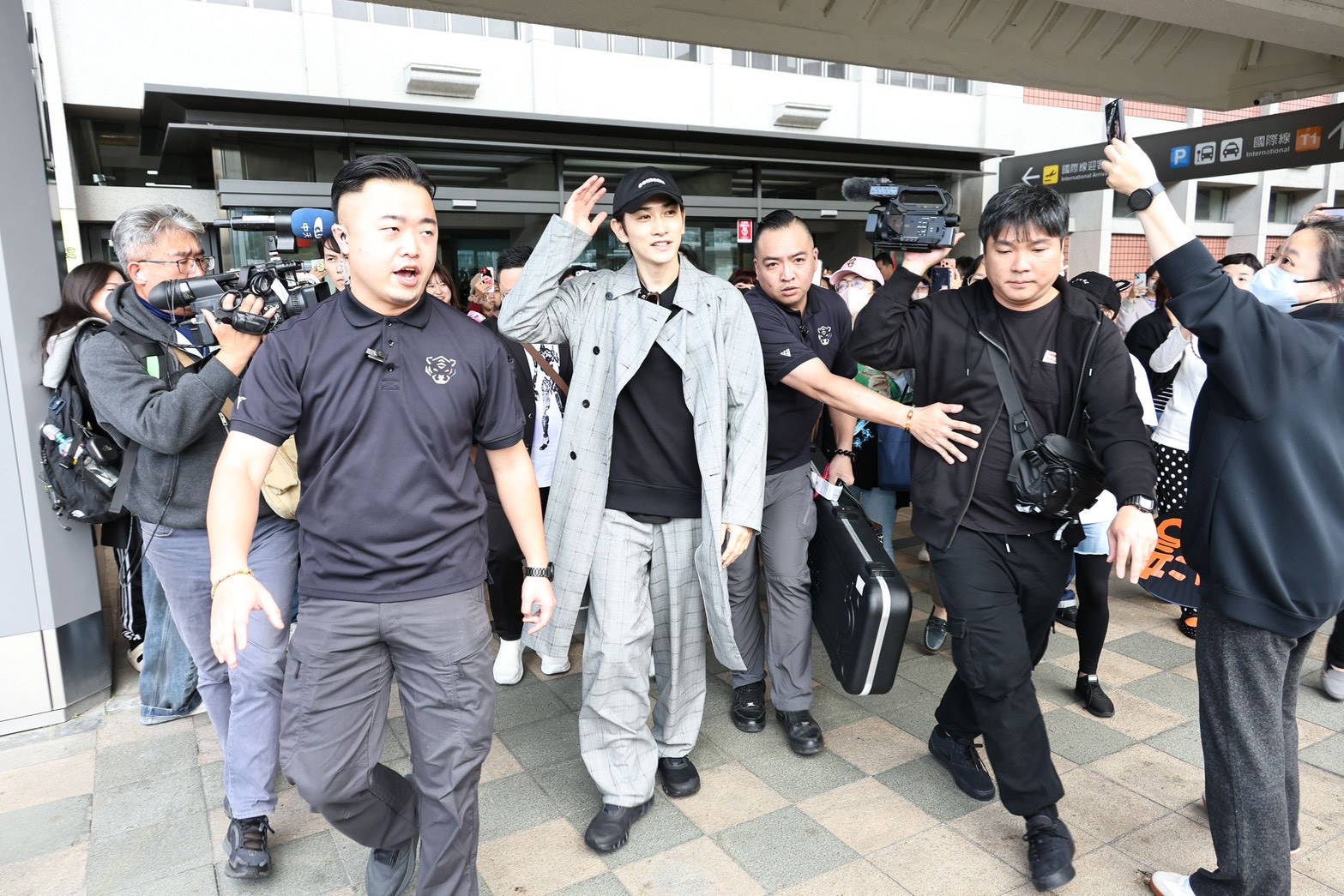 町田啓太來台，吸引大批媒體跟粉絲到機場。（圖／王人傑攝）