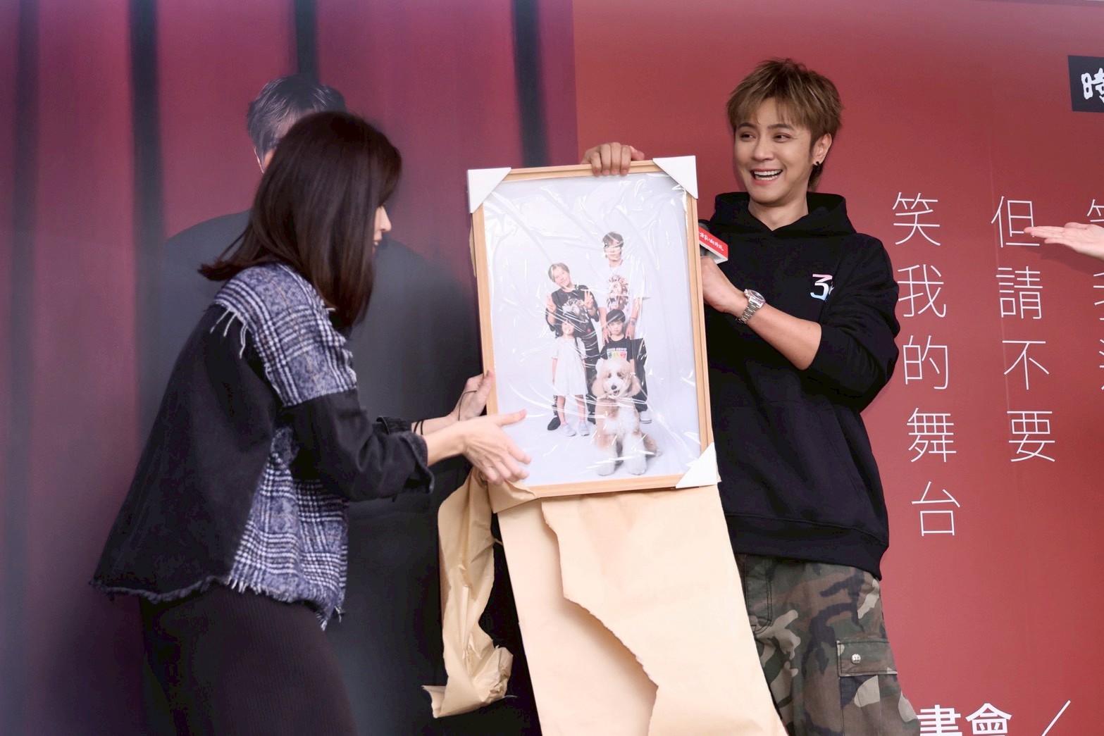 羅志祥收到一家人的畫作禮物。(圖/記者陳明中攝)