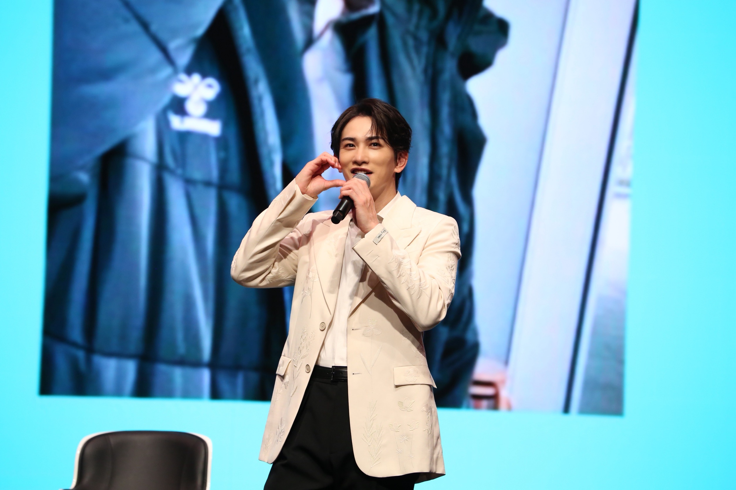 町田啓太慶出道15週年　來台挑戰臭豆腐成功！