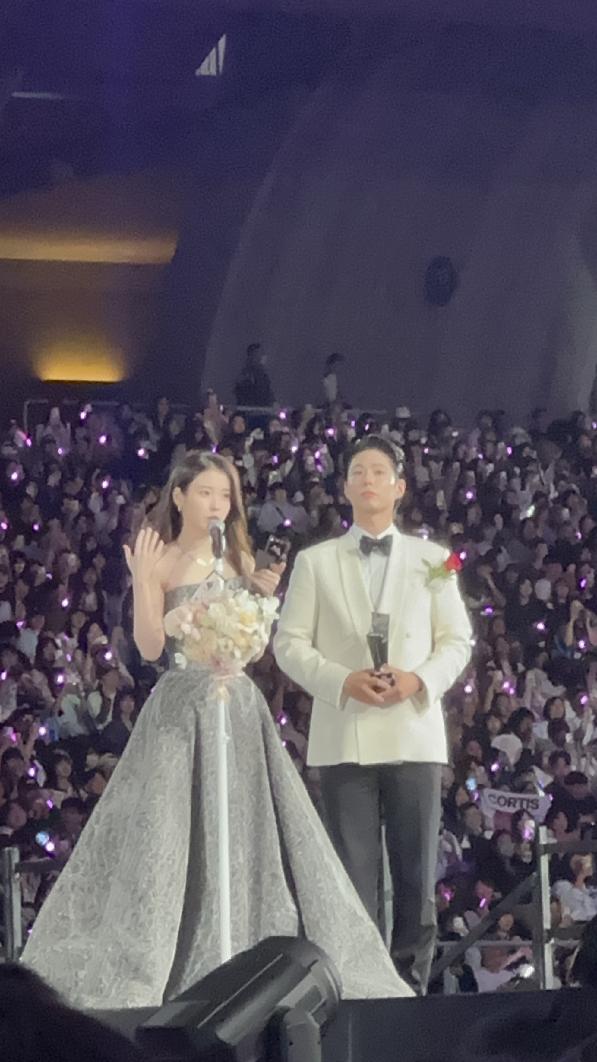 IU、朴寶劍抱回Best Couple獎項。(圖/粘湘婉攝)