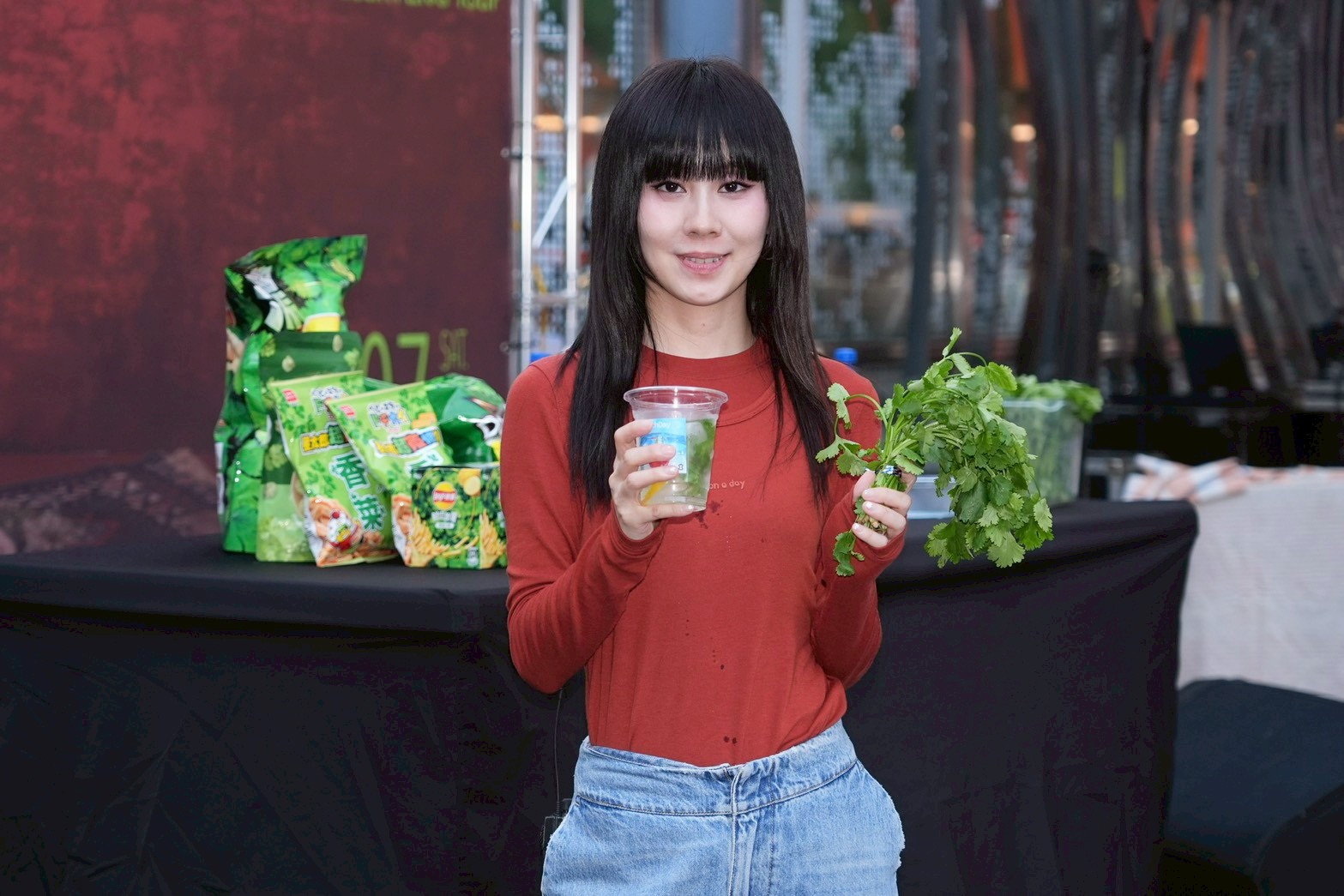 白安在現場親手特調「香菜Mojoto」給幸運的歌迷。(圖/記者許方正攝)