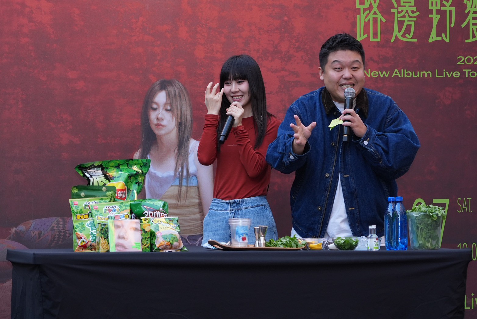 小納豆主持白安「與白安路邊野餐」活動。(圖/記者許方正攝)