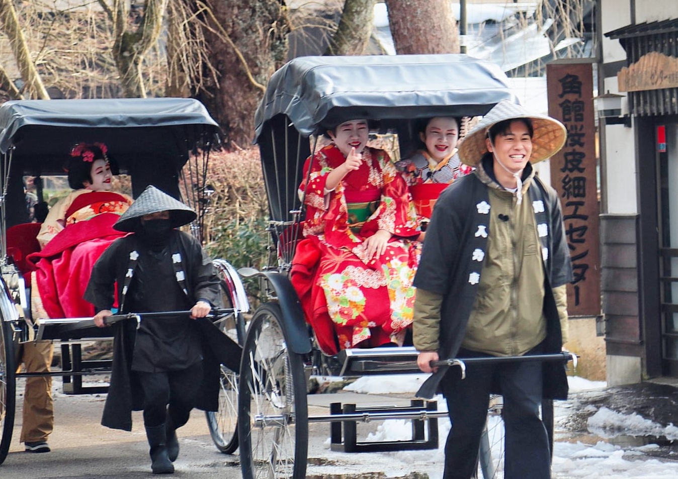 鍾欣凌（左起）獨坐人力車，嚴藝文、楊貴媚的車伕是豐田。（圖／桂田文化藝術基金會、桂田文創提供）