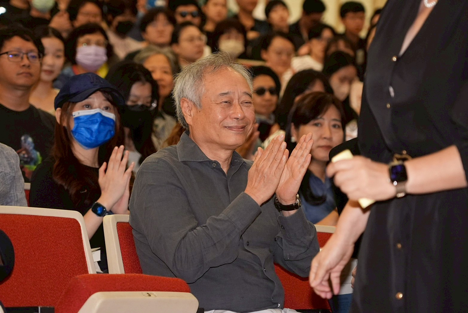 李安台下靜靜拍手。(圖/記者許方正攝)