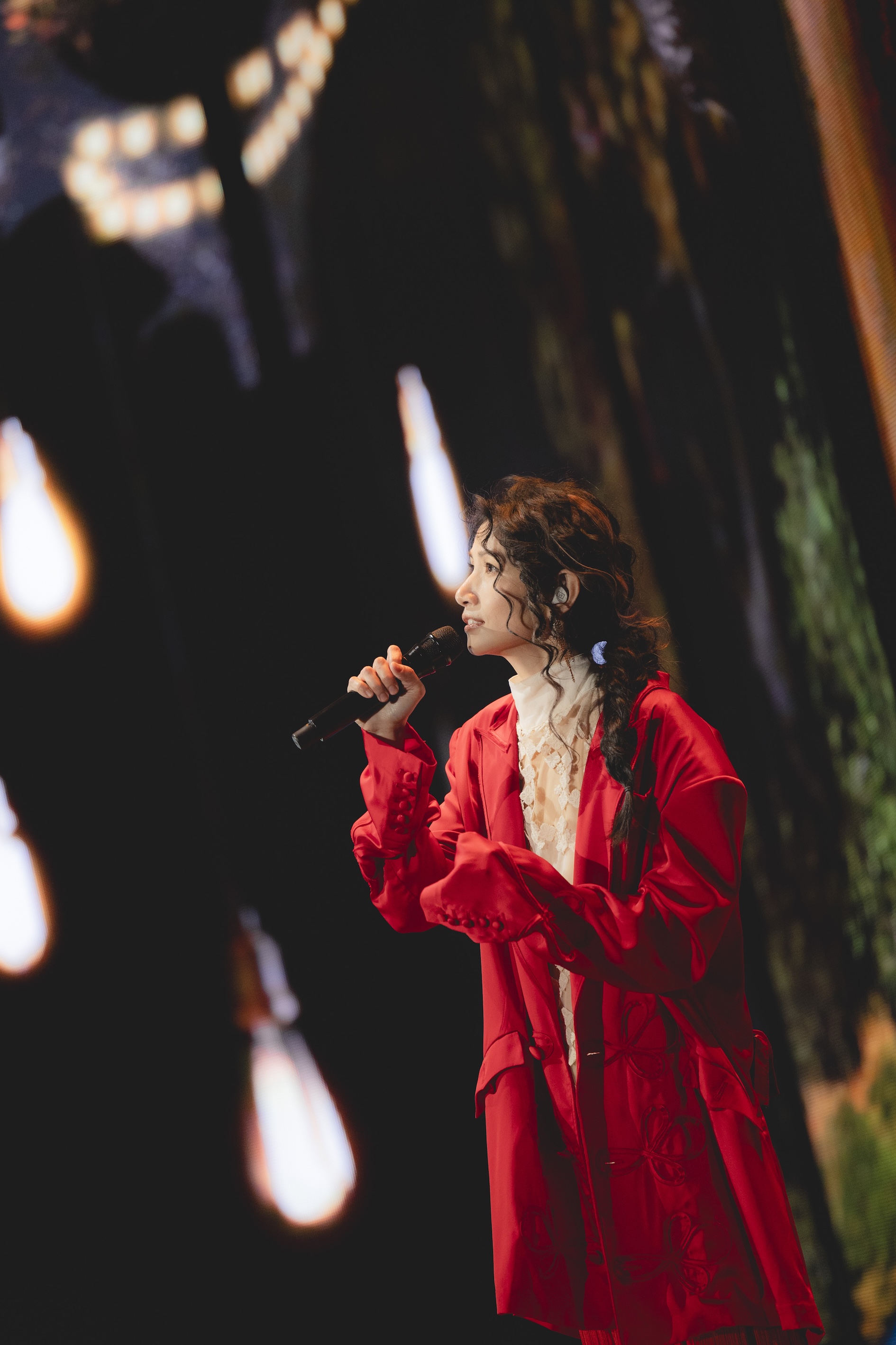 李千娜演唱的歌曲中蘊藏對已逝好友們的無限懷念。（圖／寬宏藝術x環球音樂提供）