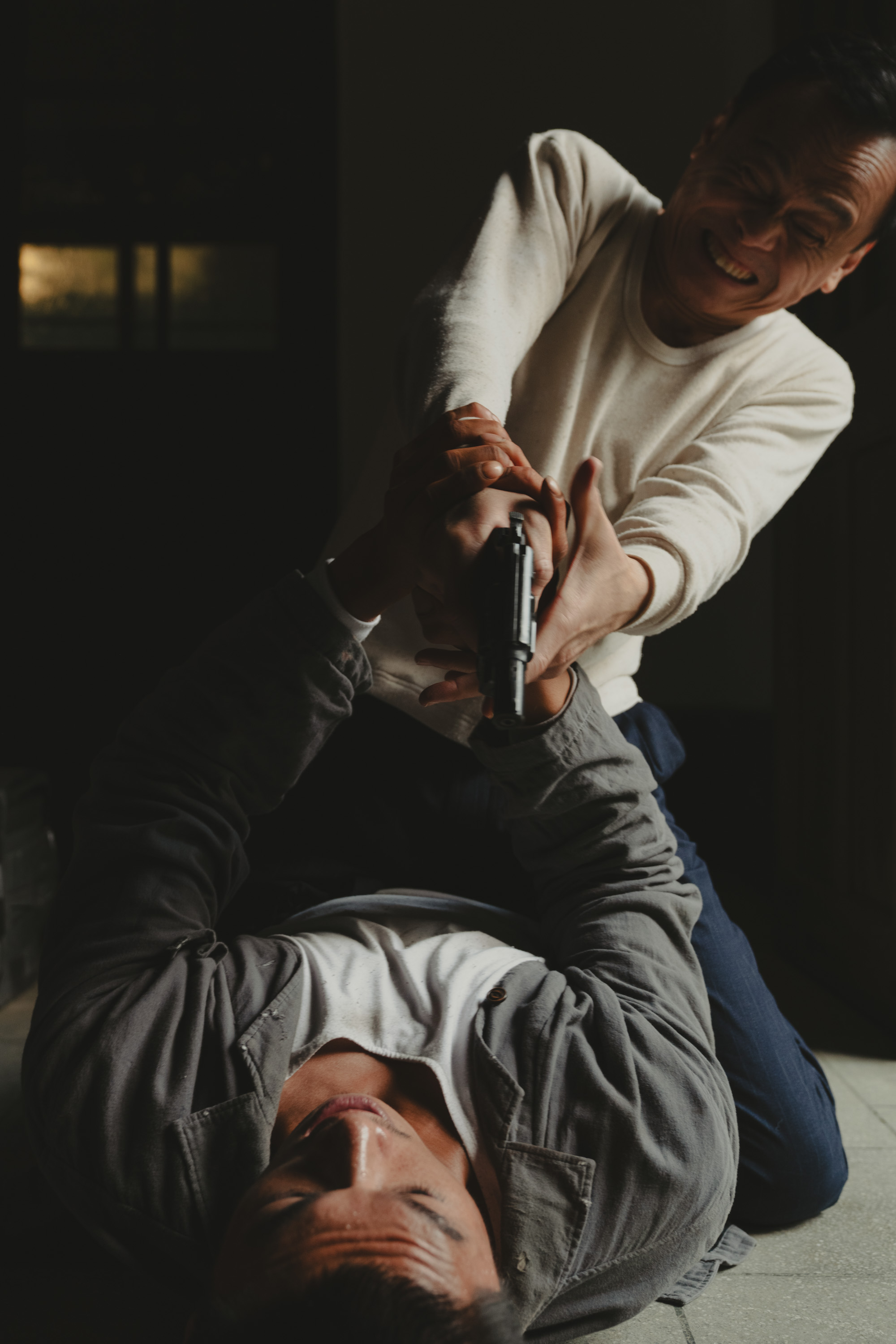 柯煒林（下）被陳以文跨坐壓制。（圖／華文創提供）