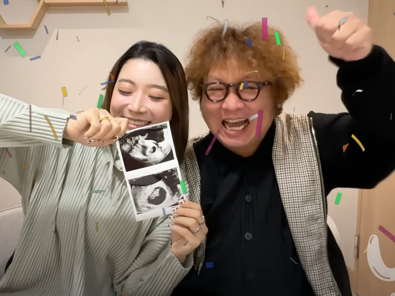 依依(左)和納豆開心迎接小孩。(圖/翻攝依依YouTube)