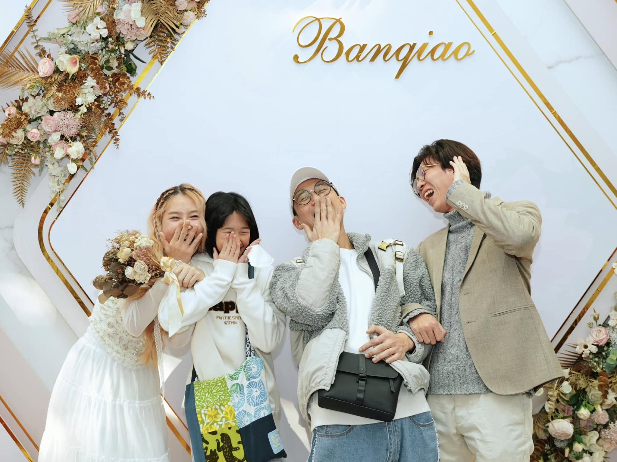 黃云歆（左）結婚，浩子（左三）帶著女兒當證婚人。（圖／翻攝黃云歆臉書）