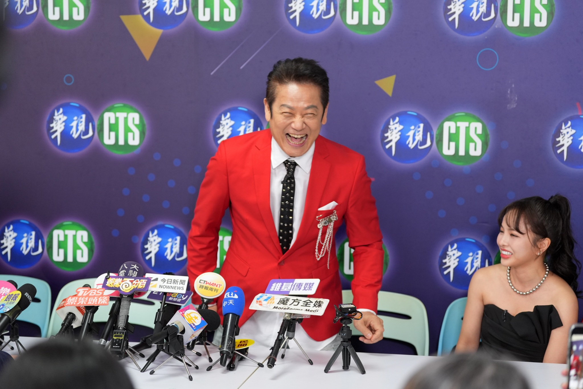 徐乃麟(左)重返案發現場怕到不敢坐下。(圖/記者陳明中攝)