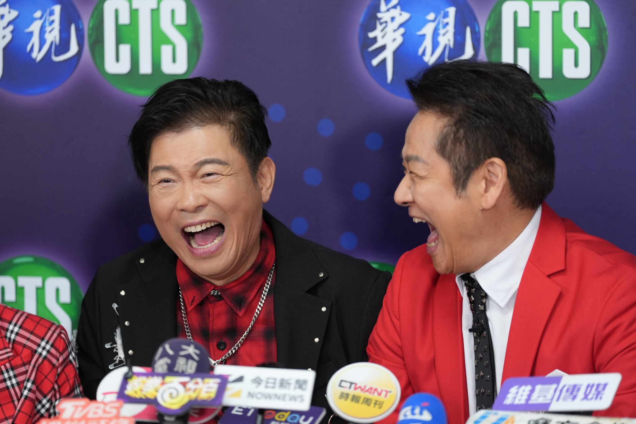 徐乃麟(右)、曾國城自嘲失言風波。(圖/記者陳明中攝)