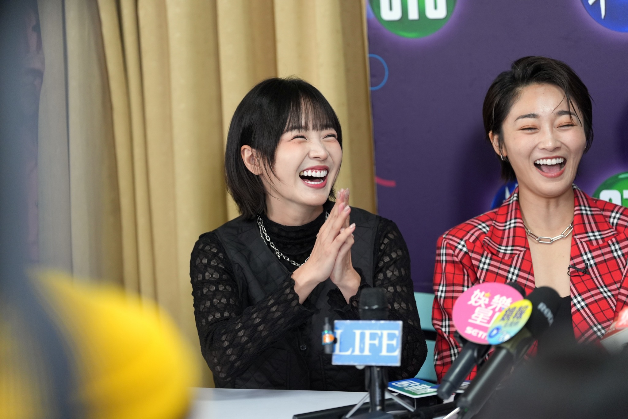 籃籃(左)加入節目,讓張文綺備感威脅。(圖/記者陳明中攝)