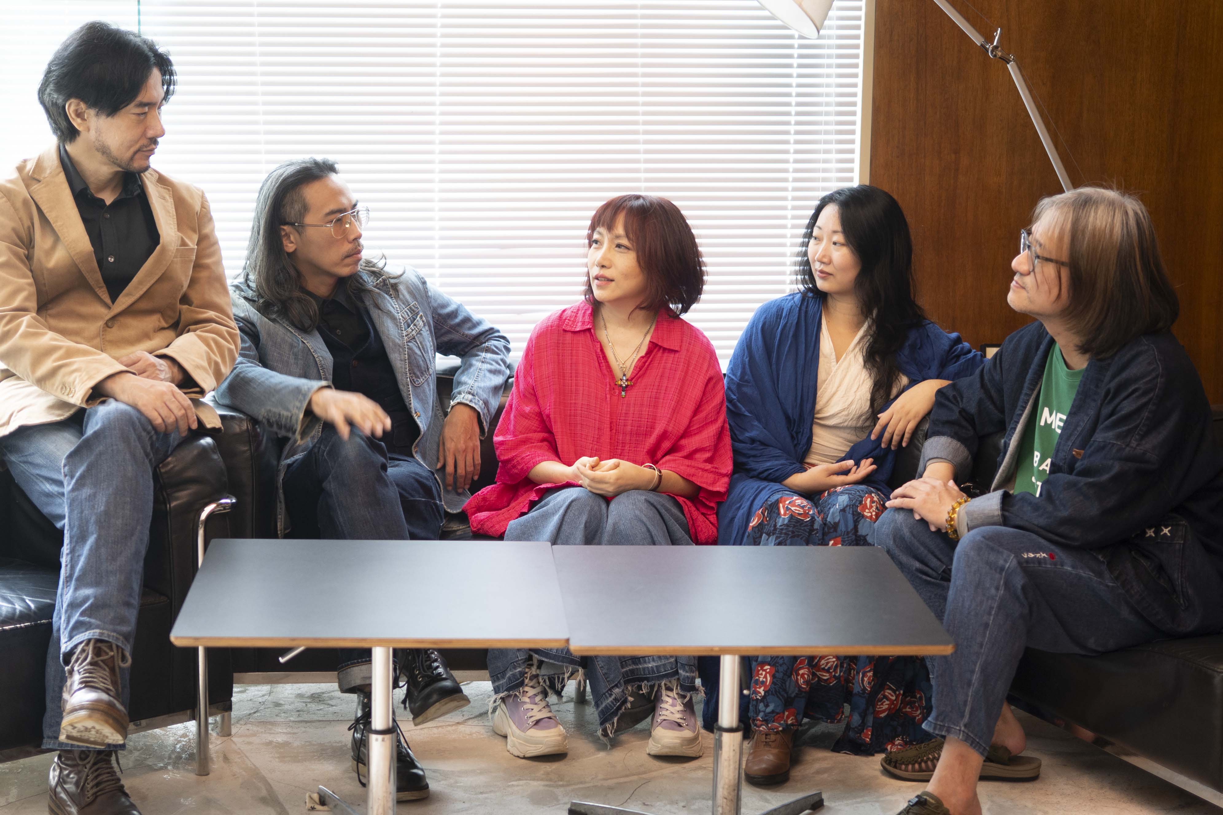 自然流動開心談論音樂。(圖/羅藝工作室提供)