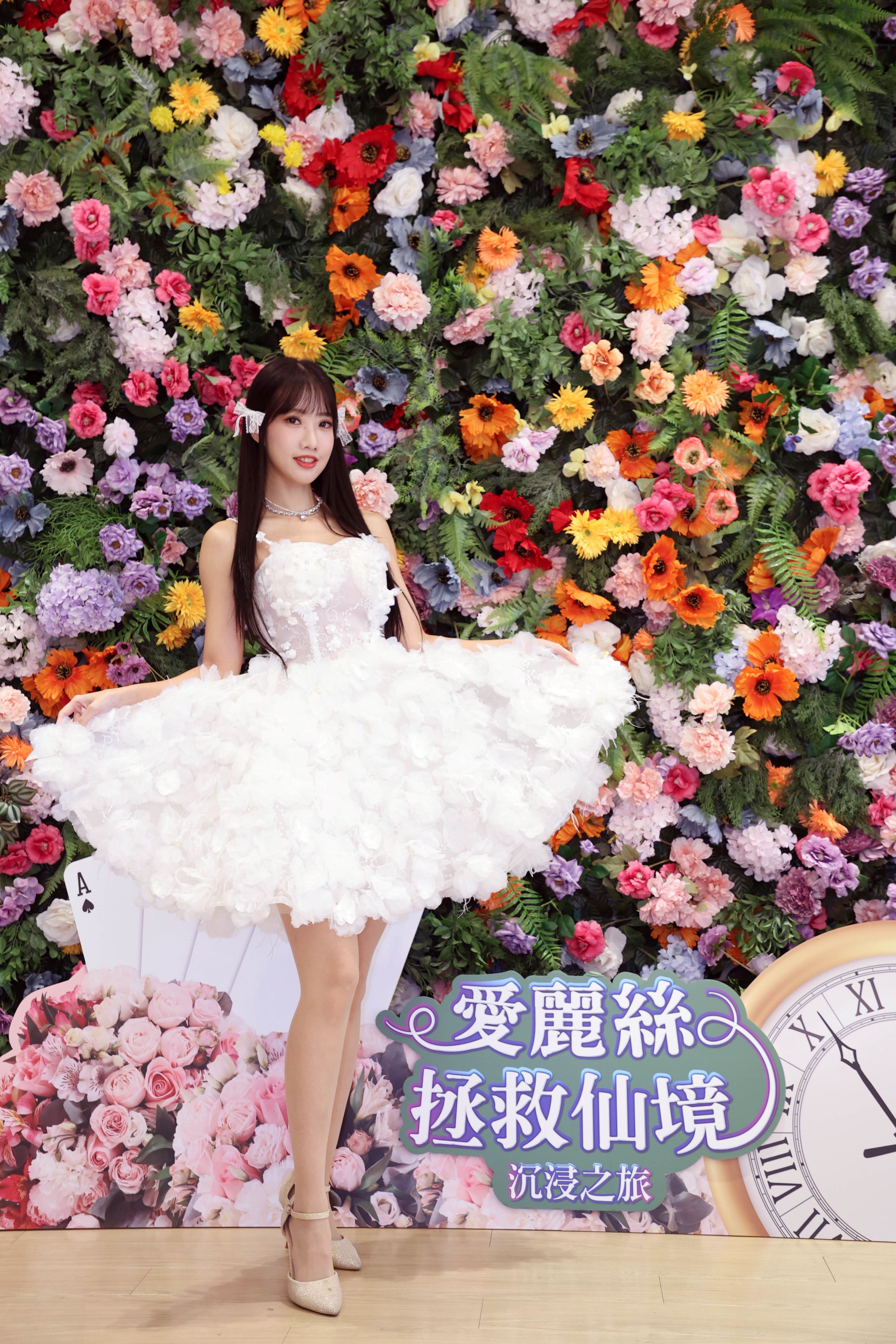 啦啦隊女神楊若歆出席互動展《愛麗絲拯救仙境：沉浸之旅－台北站》擔任一日店長。（圖／詠威互動科技提供）