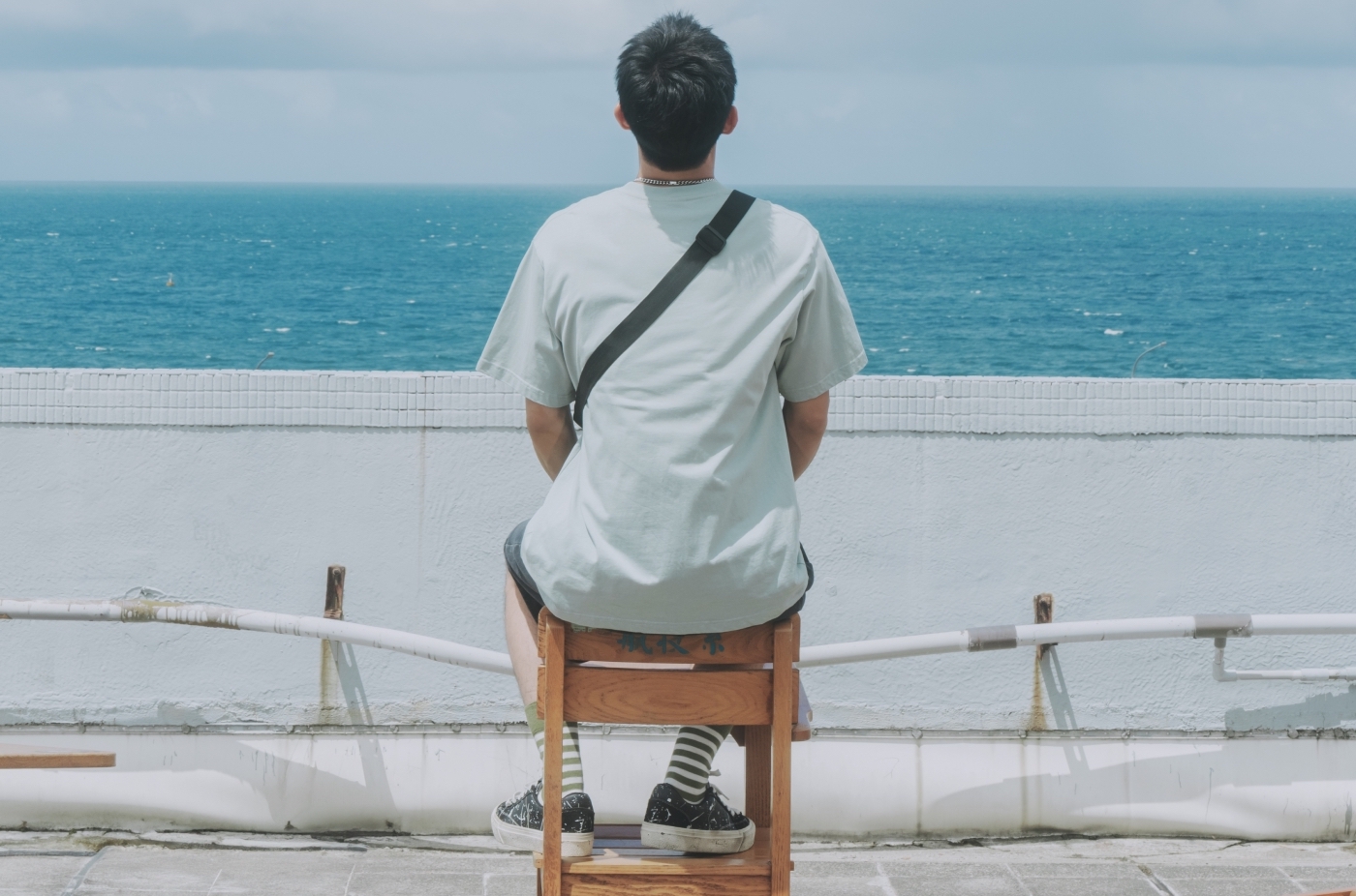 詹懷雲發布看海的背影照，並配上曖昧邀請「今天情人節，誰要陪我去看海」。（圖／紅杉提供）