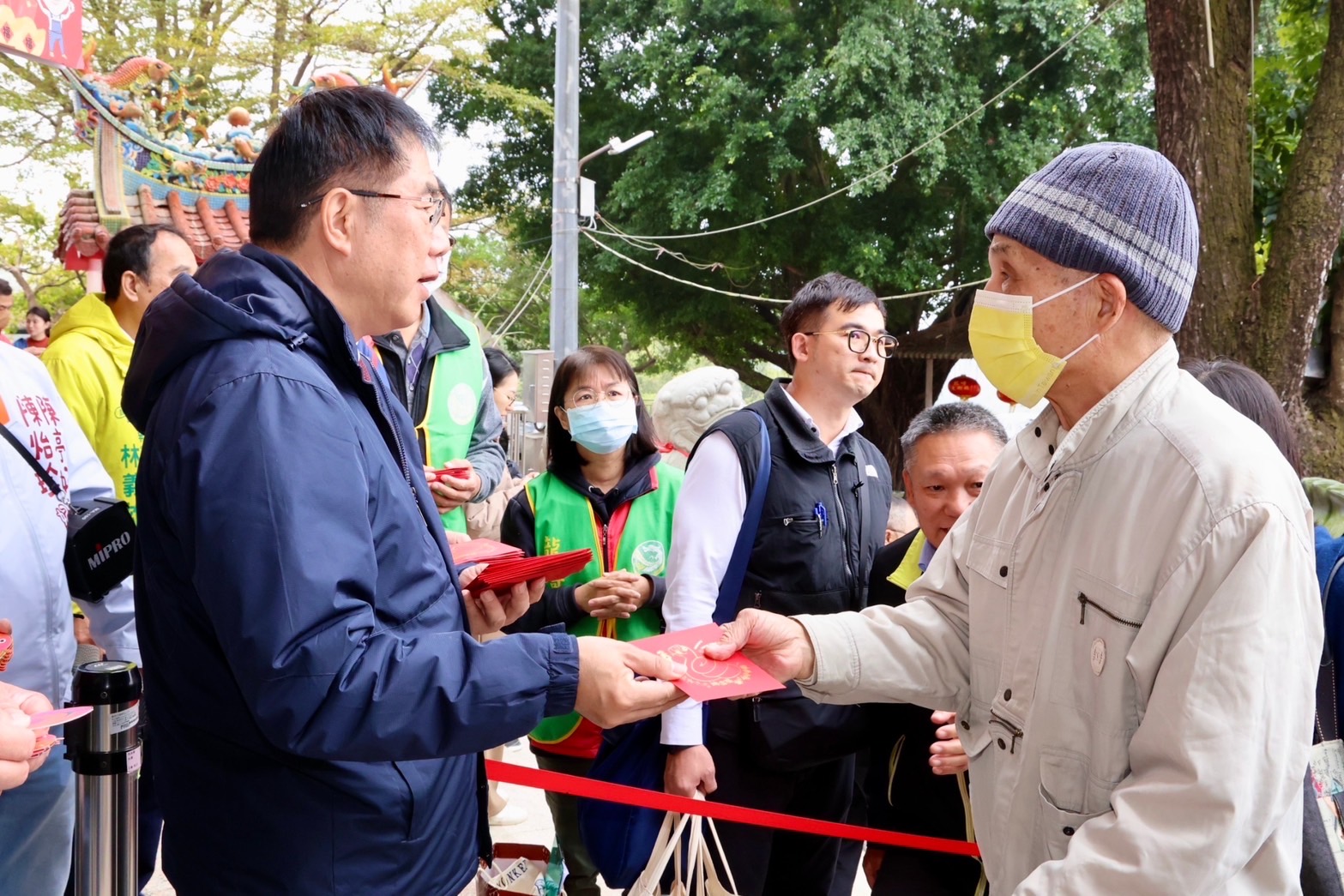 黃偉哲龍崎文衡殿發開運紅包。（圖／臺南市政府提供）