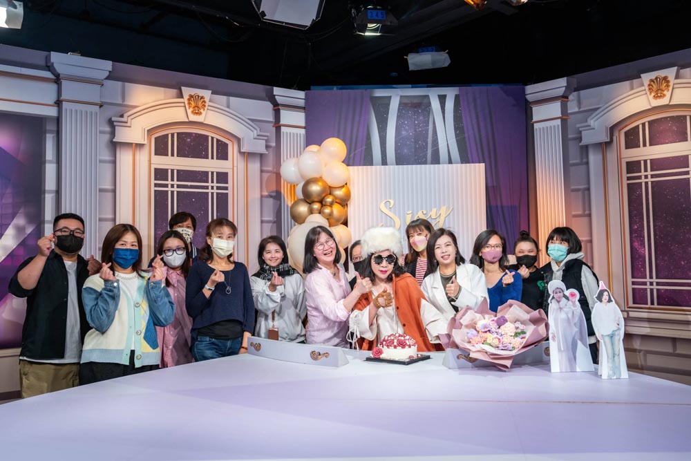 TVBS總經理劉文硯、節目部總監王偉芳,以及節目同仁齊聚攝影棚替陳文茜慶生。(圖/TVBS提供)