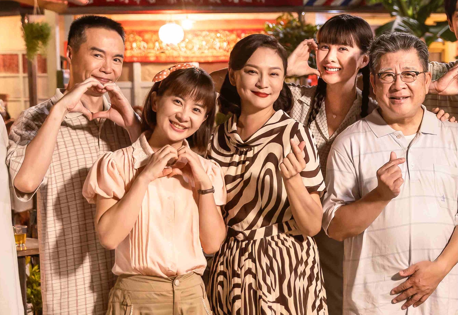 吳鈴山（左）、安心亞（右二）在劇中都與家人團圓。（圖／華視、公視台語台提供）