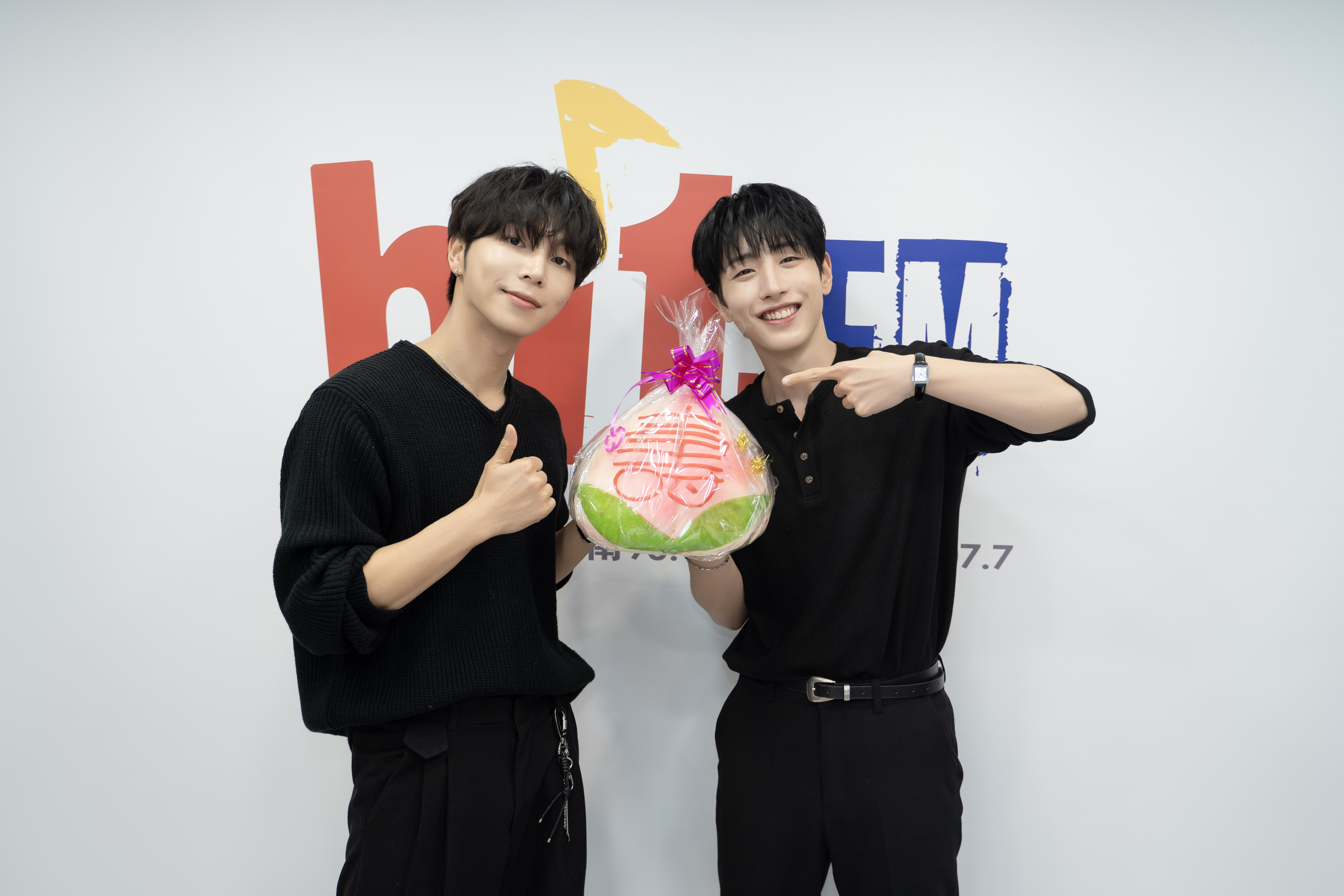 電台送上生日驚喜，Ireah（左）收到生日大壽桃。（圖／Hit Fm聯播網提供）