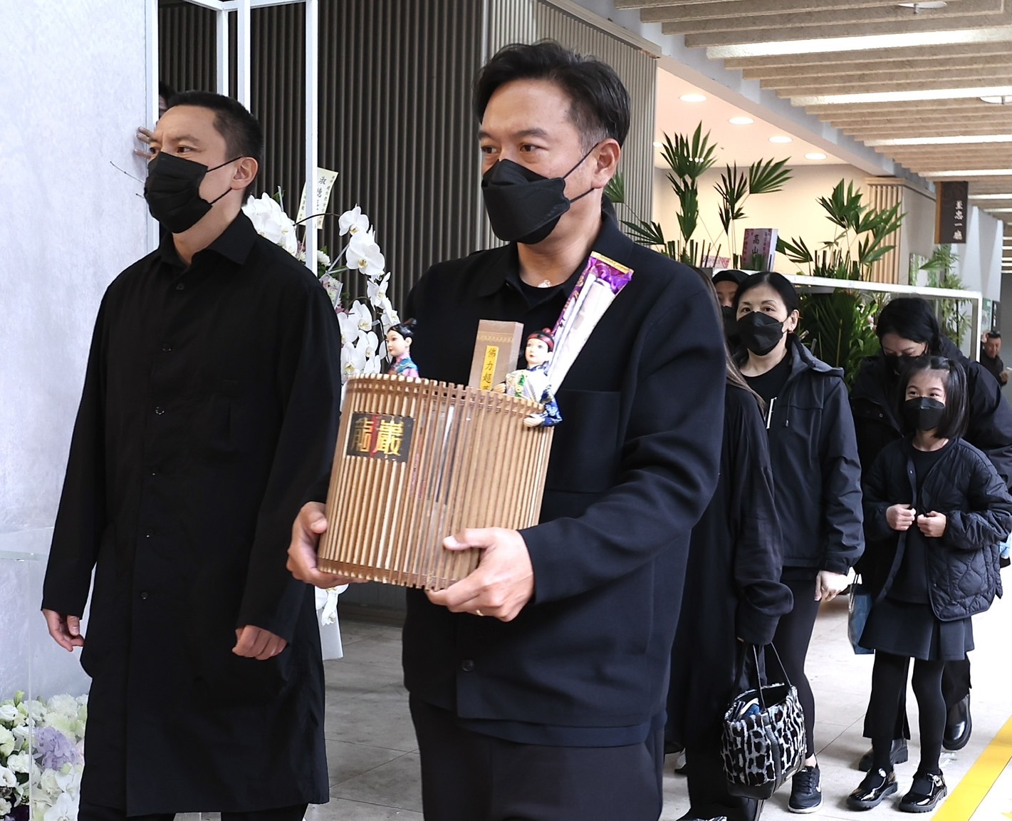 張翰、張震出席母親告別式，神情哀戚。（圖／記者陳明中攝）