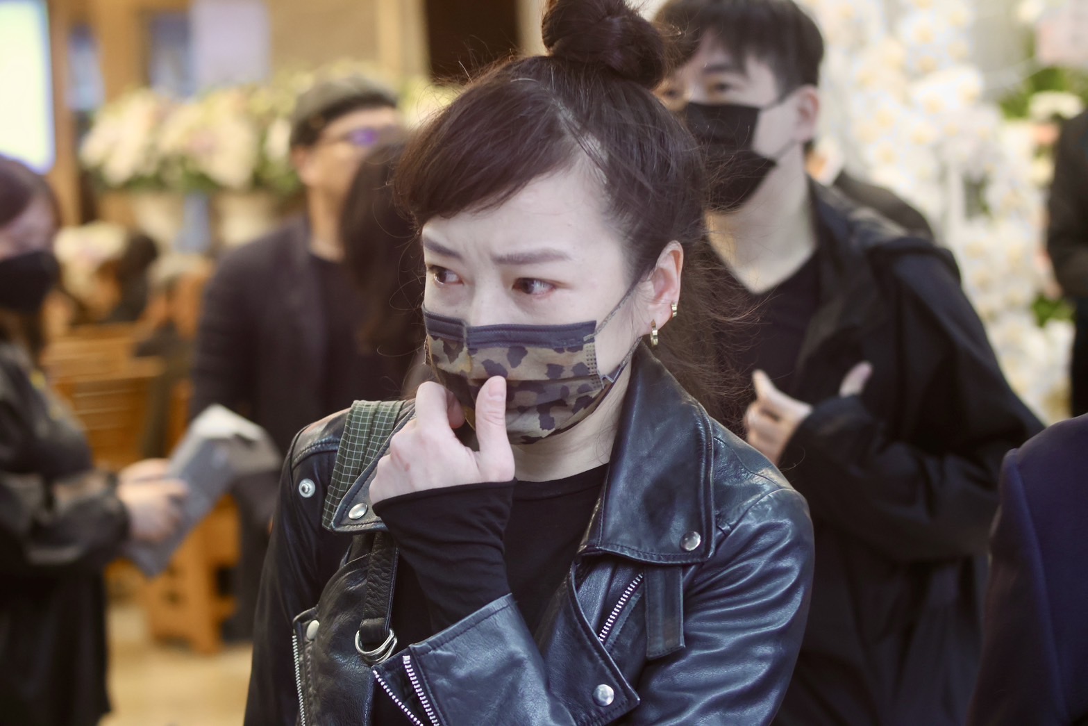 路嘉怡出席告別式致意，忍不住落淚。（圖／記者陳明中攝）