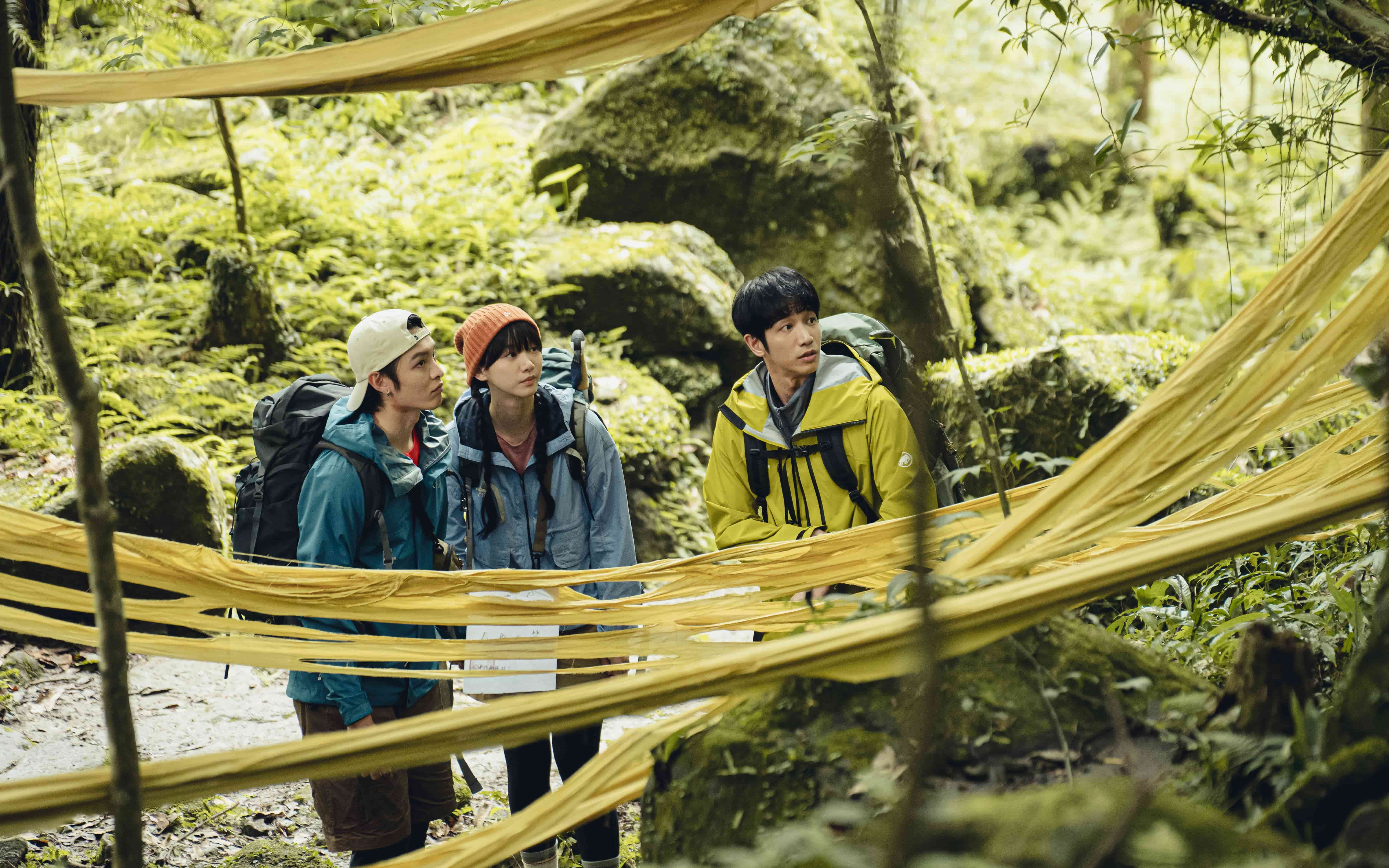 《山忌 黃衣小飛俠》由劉以豪(左起)、袁澧林、曹佑寧飾演的登山社好友上山迷路後展開。（圖／威視提供）