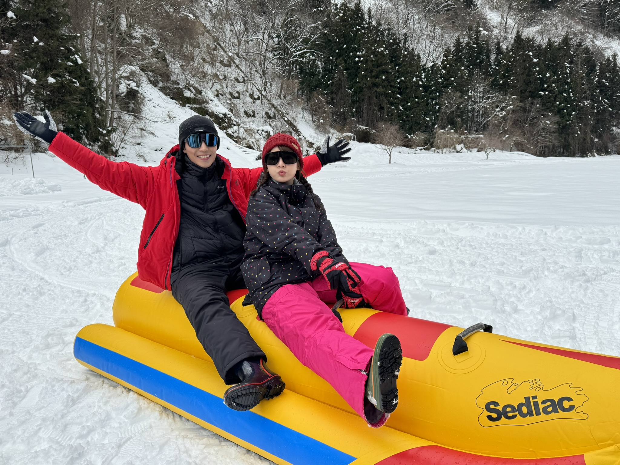 林莎（前）和卞慶華在蘆之牧雪樂園玩到尖叫連連。（圖／TVBS提供）