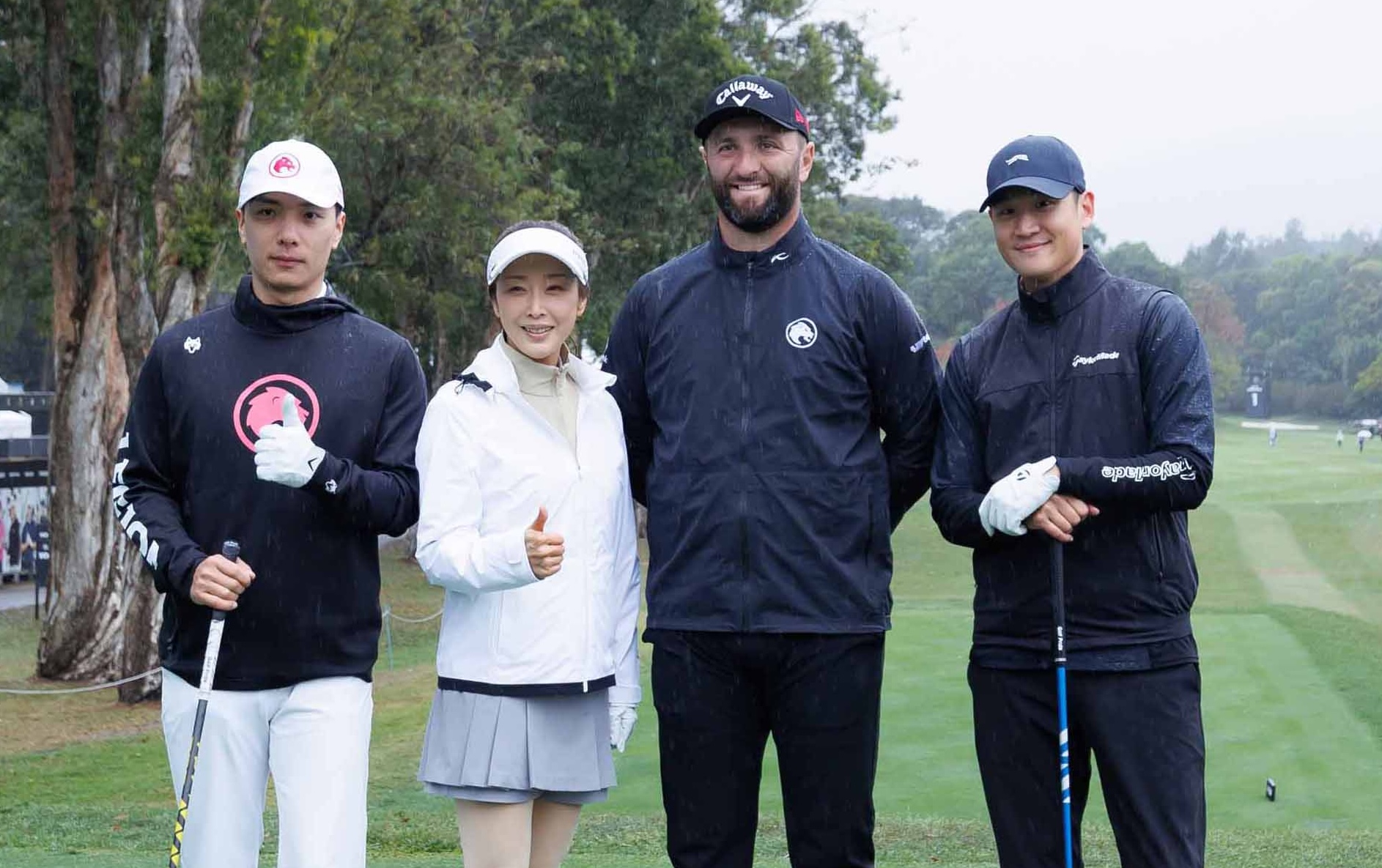 周興哲（右起）和偶像Jon Rahm切磋球技。（圖／星空飛騰提供）