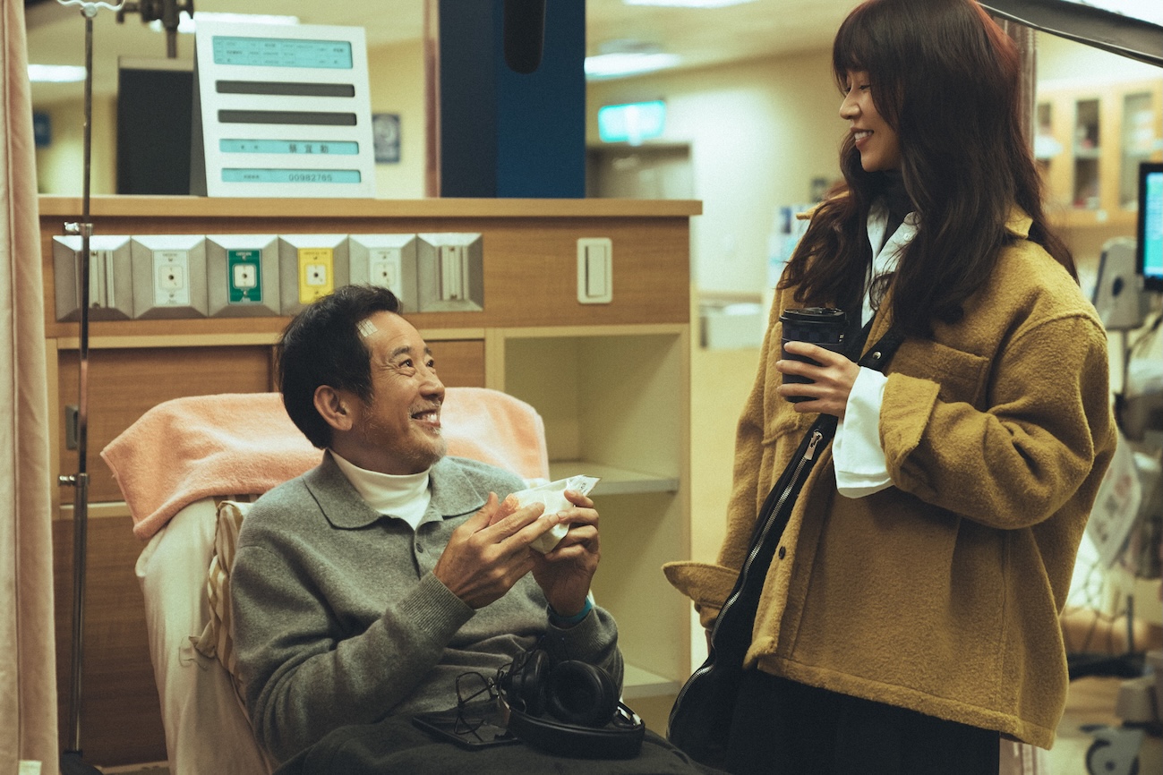 秦漢（左）逢人就說冷笑話，讓謝盈萱翻白眼。（圖／Netflix提供）