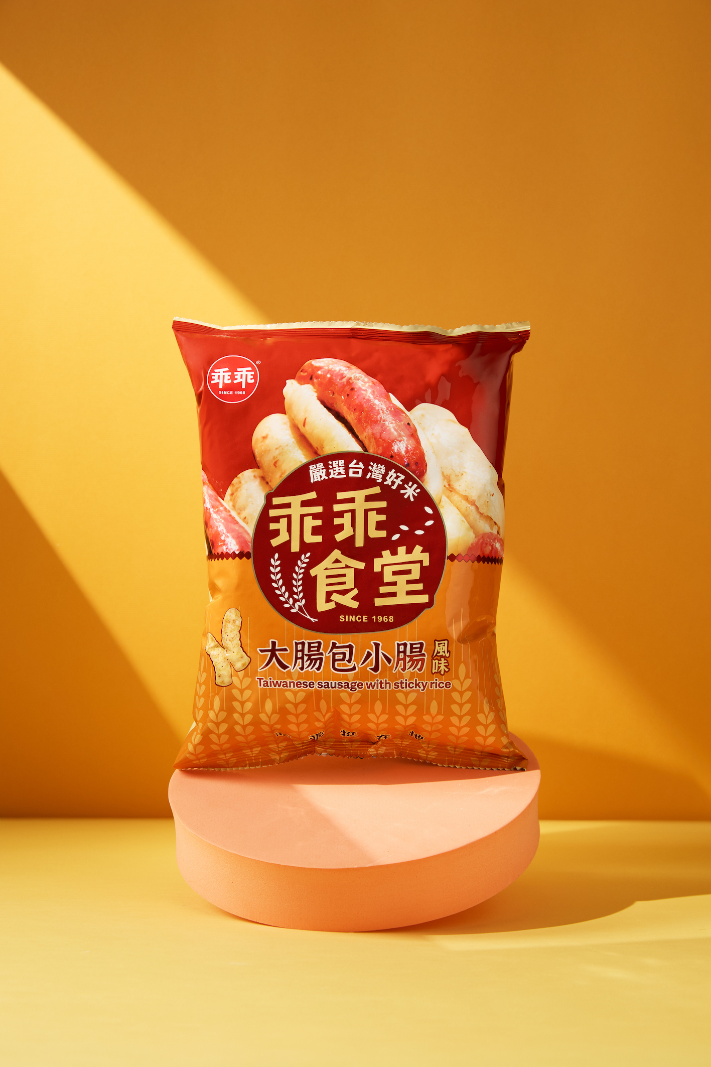 特製的鹹香醬料，咬一口後感受到香腸的鹹甜肉和米腸的淡淡米香。（圖／乖乖提供）