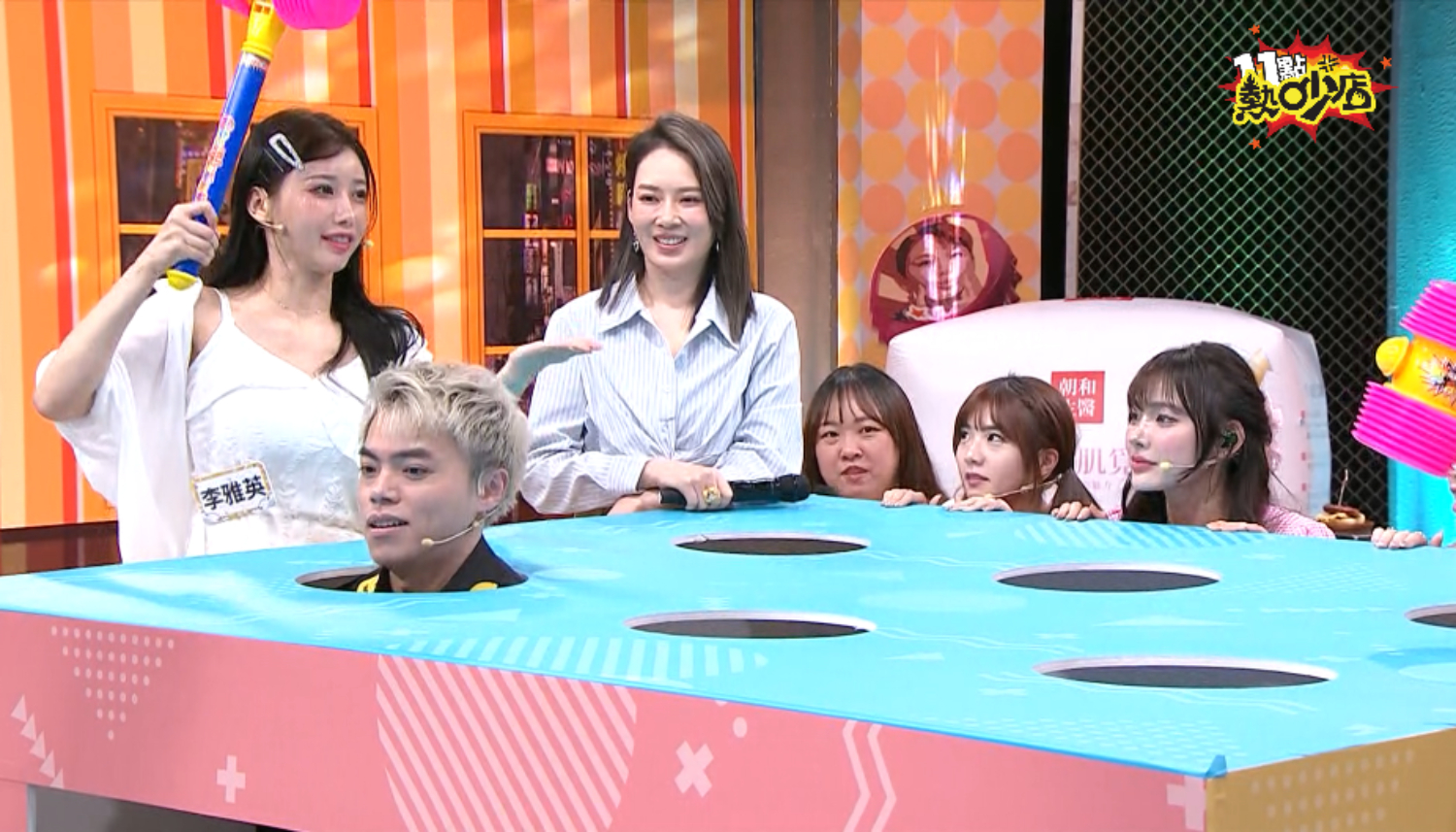 李雅英（左）在攝影棚內玩人體打地鼠。（圖／TVBS提供）