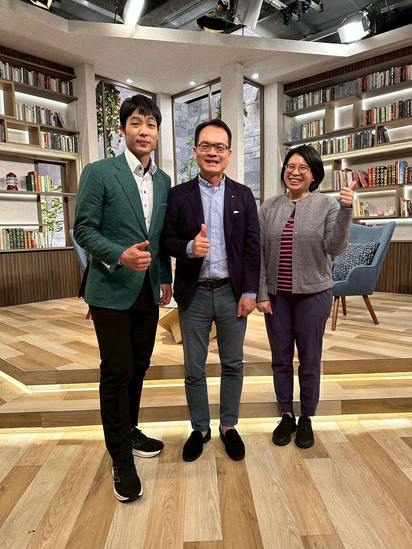 周天成與長年幫助他的物理治療師「高姐」一起上節目。（圖／三立提供）
