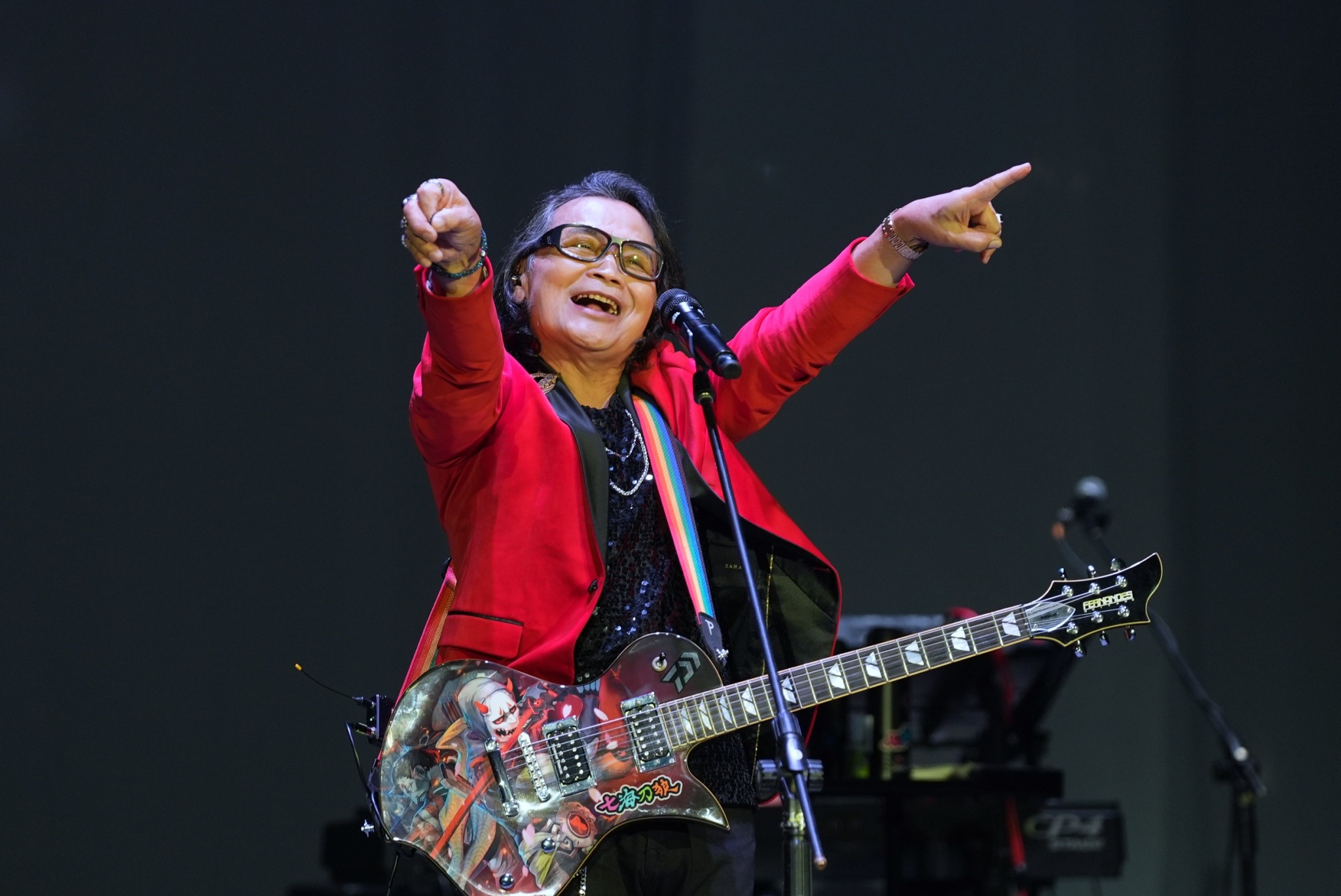 在演唱自創曲《小河之歌》前，沈文程感性說，自己熱愛表演、熱愛音樂。（圖／記者陳明中攝）