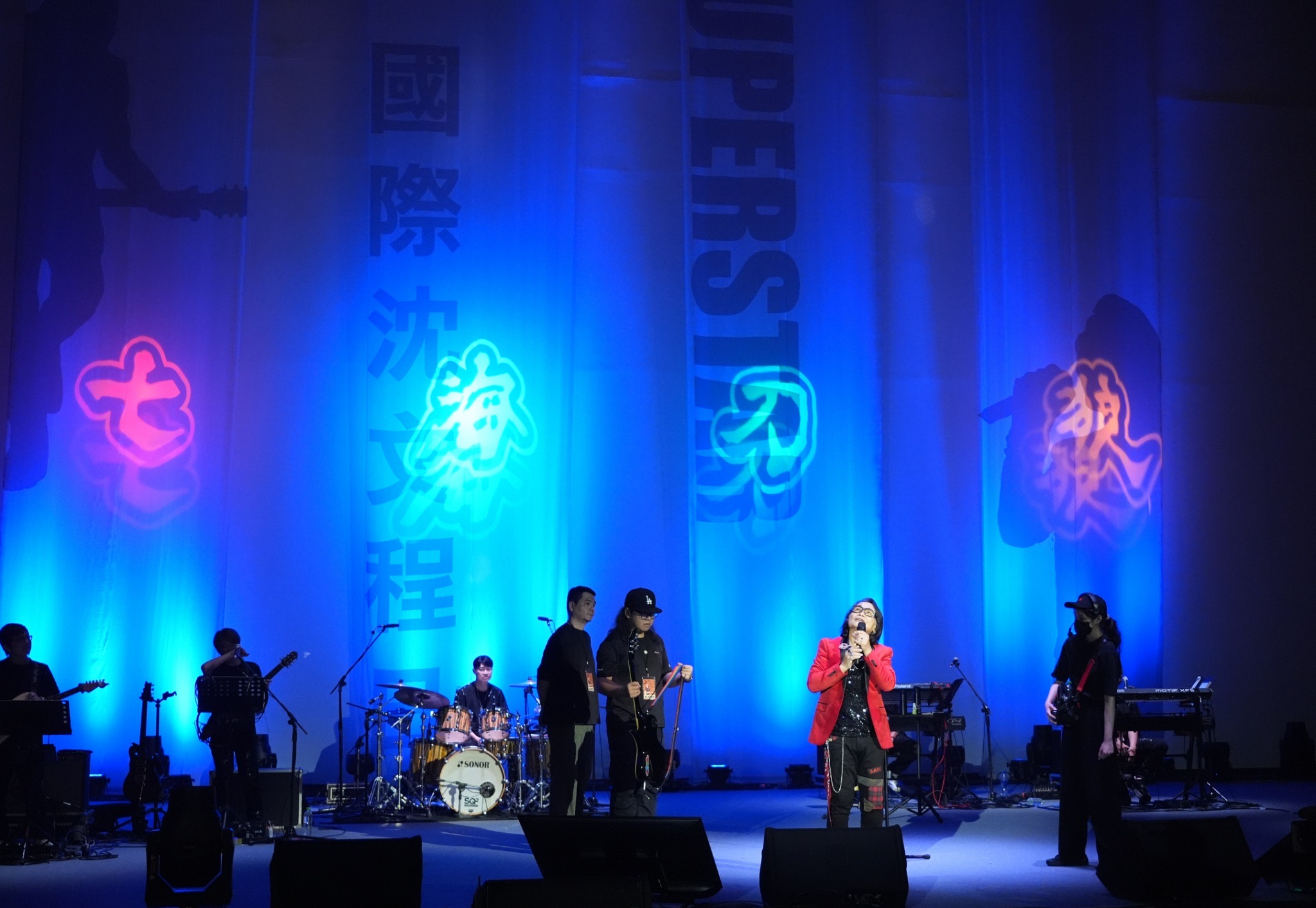 一系列台語金曲下來，沈文程越唱越嗨，直接跳回出道前的美軍時代。（圖／記者陳明中攝）