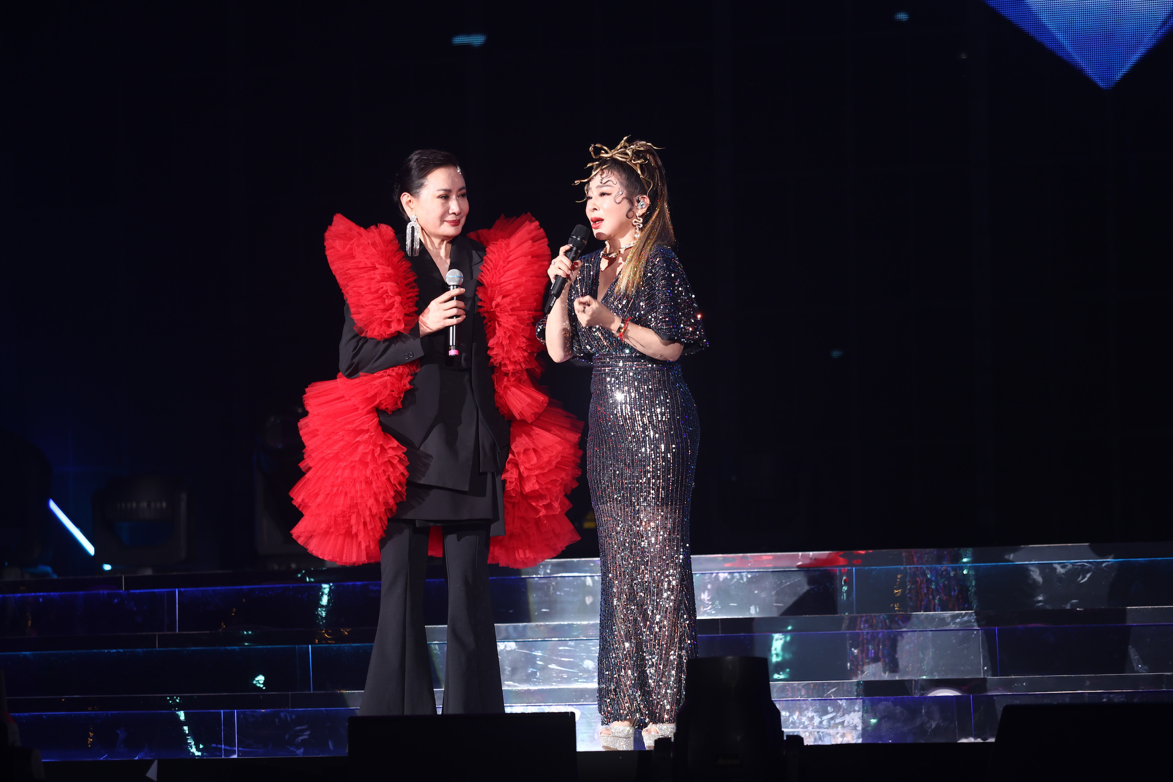 陳亞蘭、王彩樺在藍寶石第一天演出與豬哥亮跨時空對話忍不住紅眼眶。（圖／高流提供）