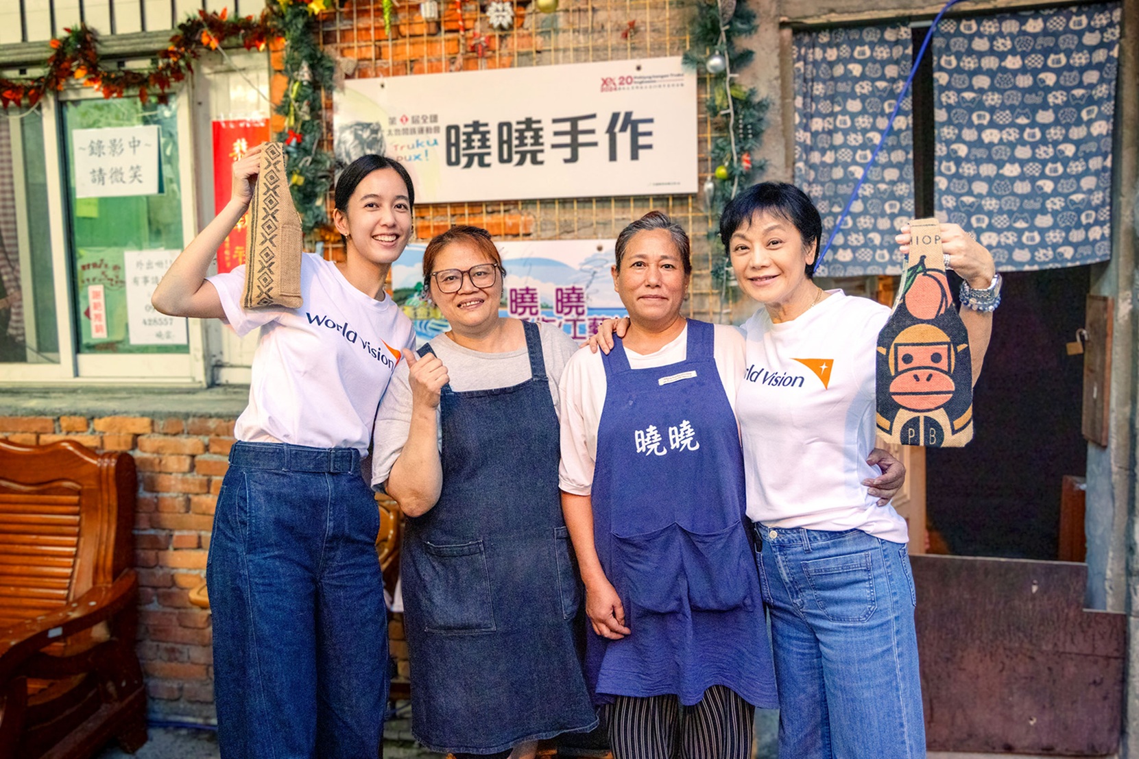 陳庭妮（左）和張艾嘉（右）拜訪展望培力的兩位媽媽縫紉工作室。（圖／台灣世界展望會提供）