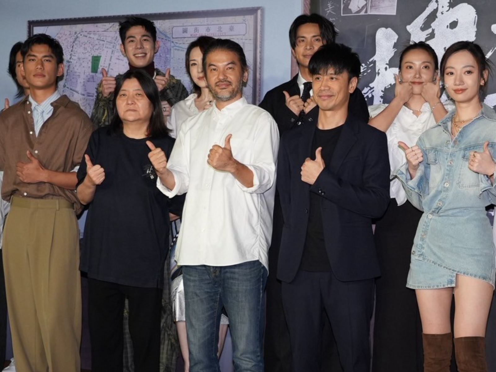 朱軒洋（左）與吳卓源（右）中間隔3個人合照。（圖／記者許方正攝）