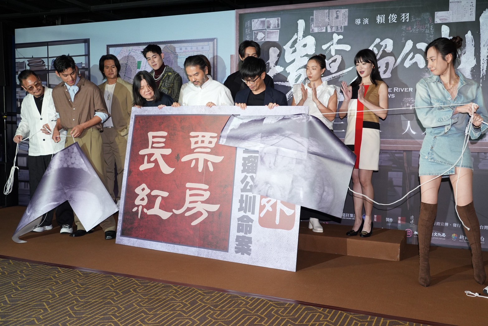 朱軒洋（左）與吳卓源（右）記者會中短暫的同框。（圖／記者許方正攝）