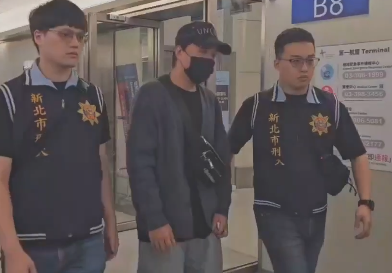 大根（中）本來還堅稱沒逃兵，最終乖乖回台配合調查。（圖／娛樂中心攝）