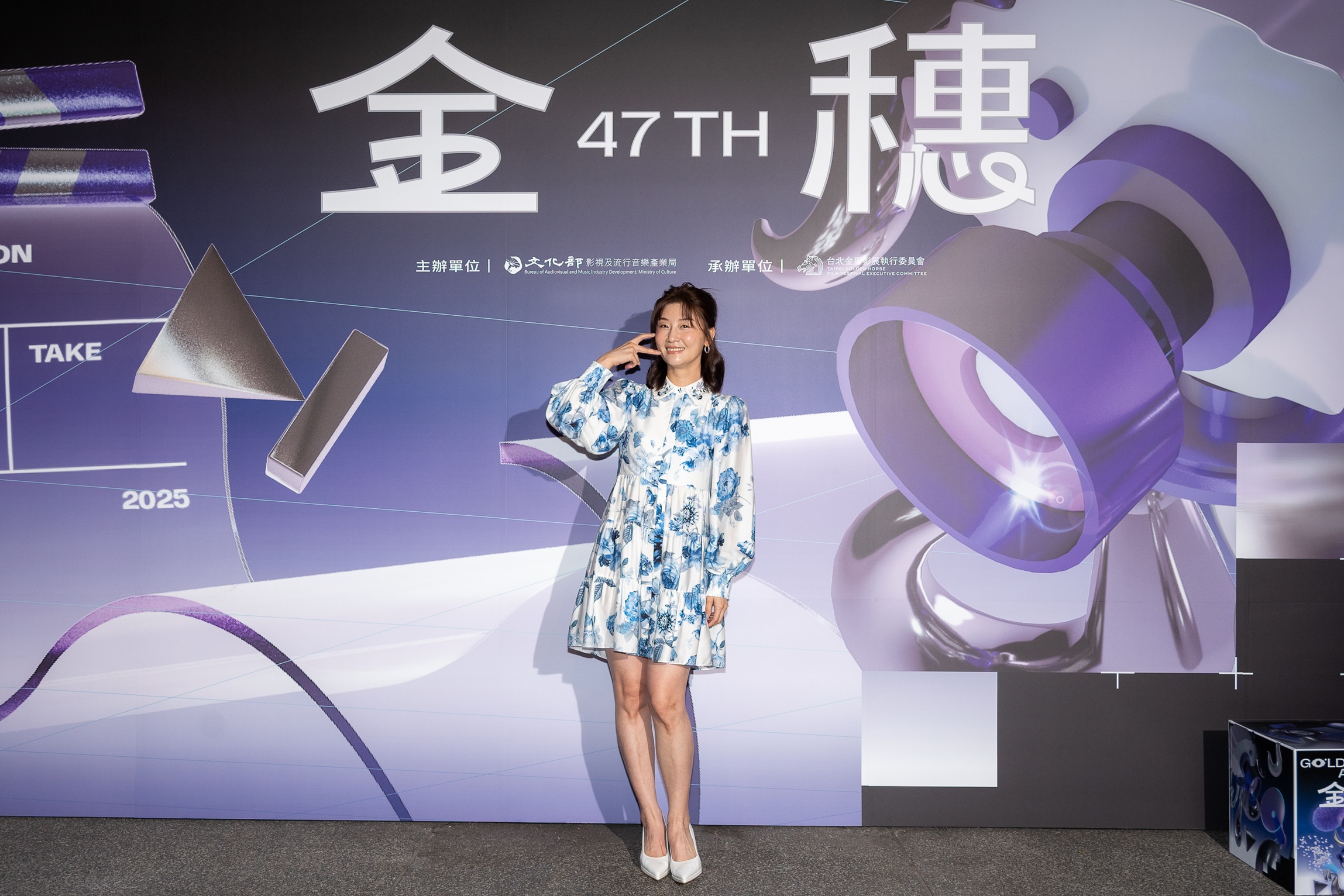 朱芷瑩在短片《這是個關於愛的故事》中的角色面對人生的交叉口。（圖／金馬影展執委會提供）