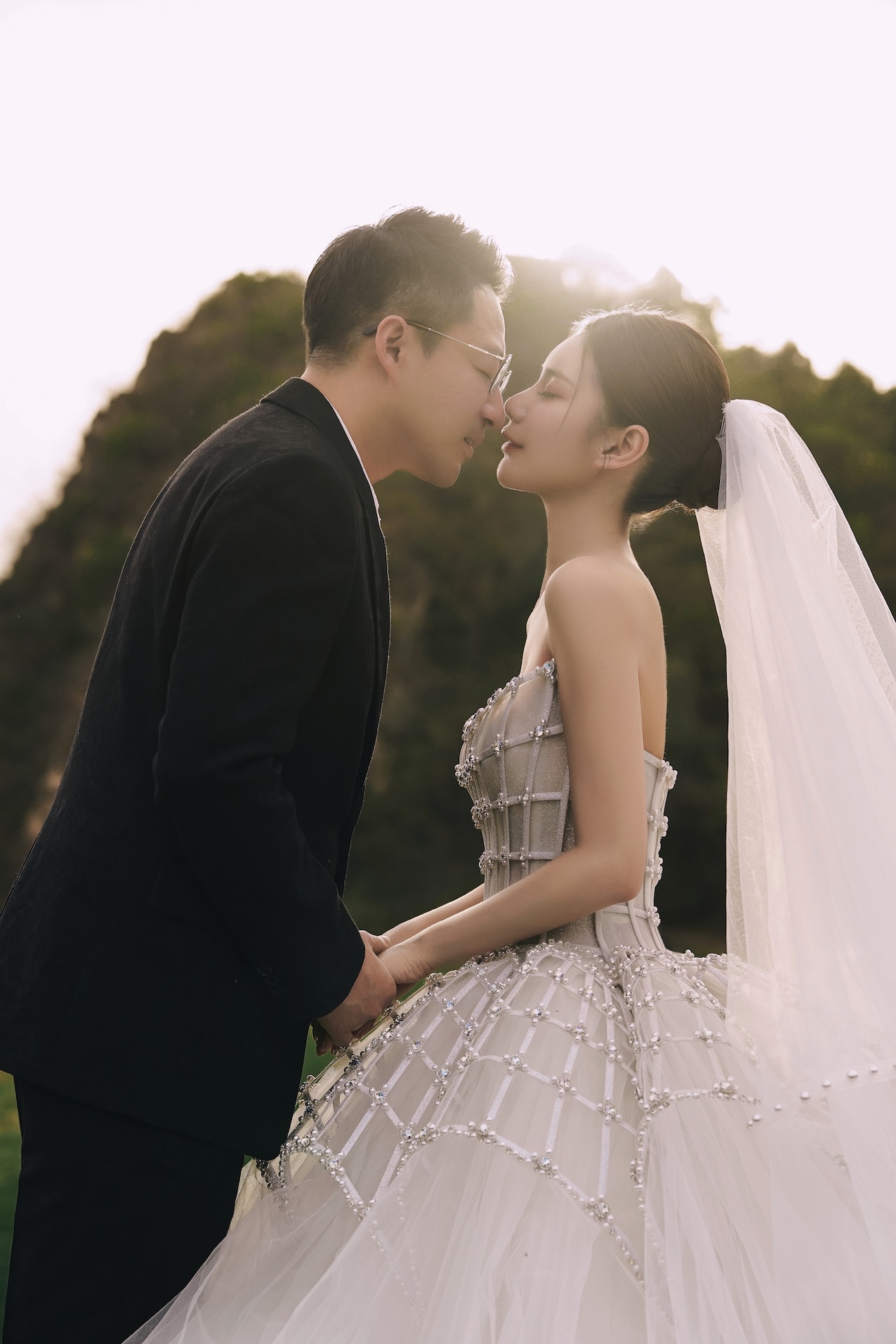 汪小菲（左）親吻Mandy。（圖／翻攝翻攝時尚新娘官方微博）
