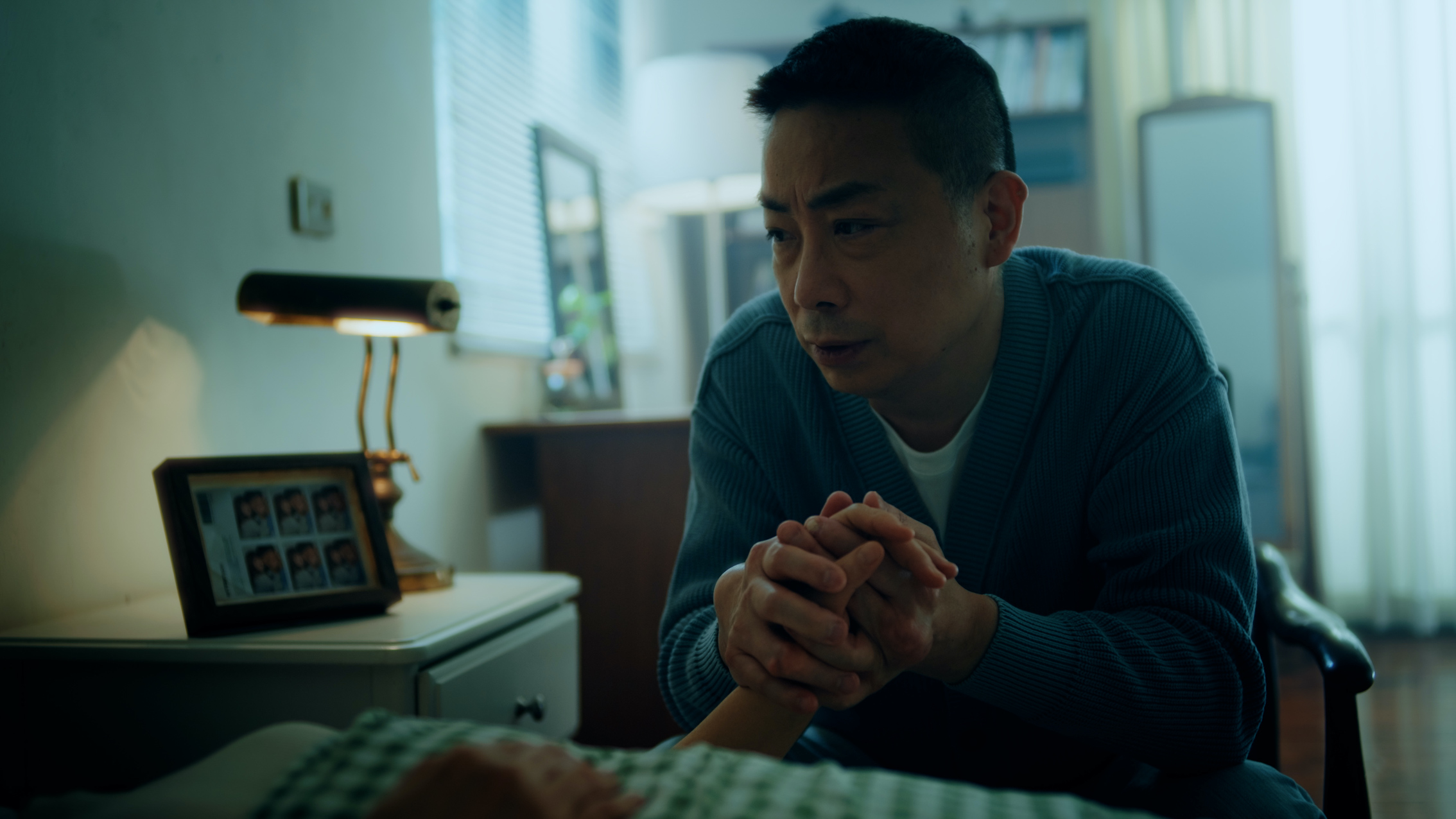 ADEN爸強哥飾演MV中老年ADEN的角色。（圖／愛騰音樂有限公司提供）