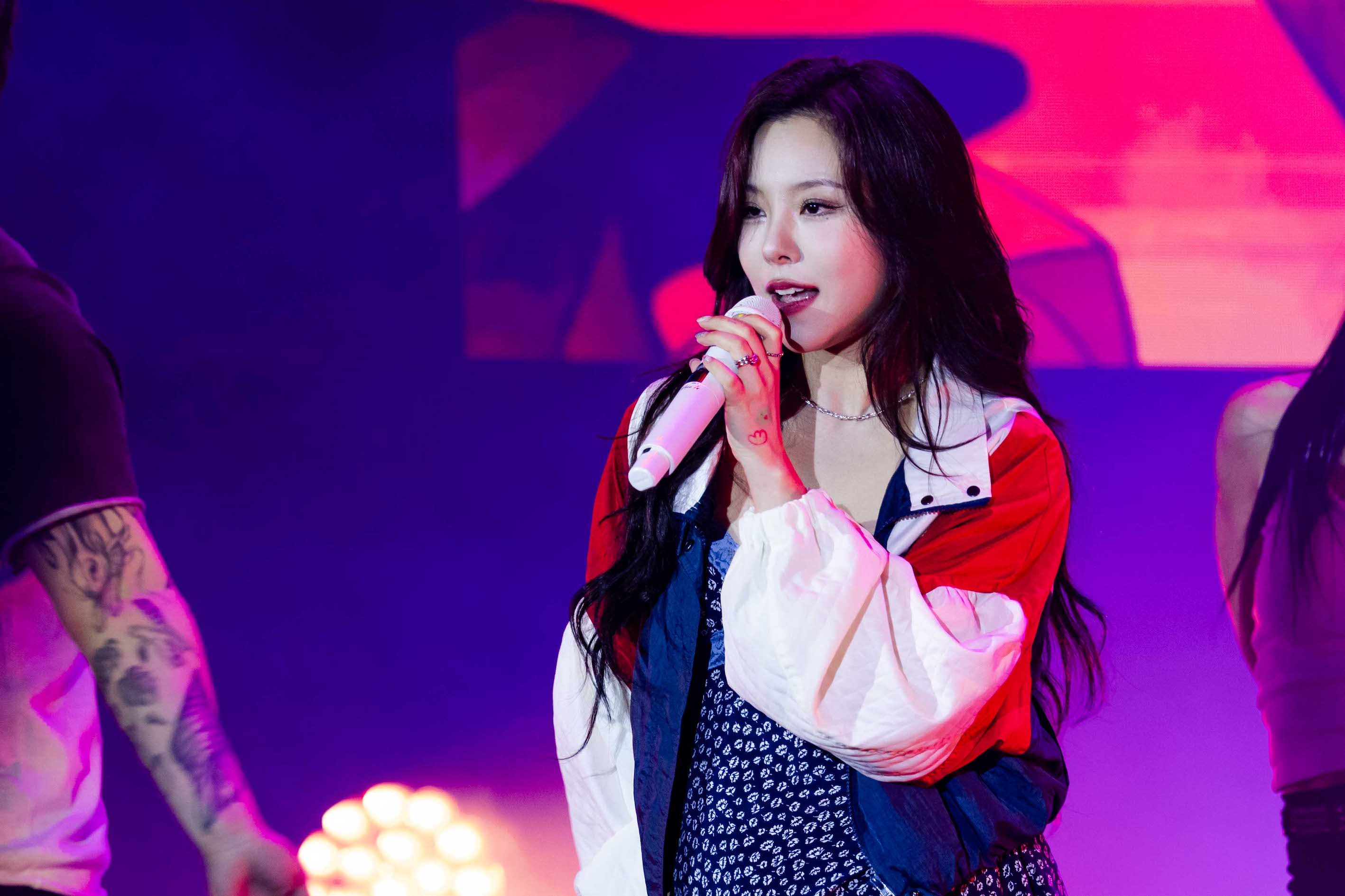 輝人擁有VOCAL女王之稱，在《MIXPOP CONCERT》展現音色。（圖／網銀國際影視提供）