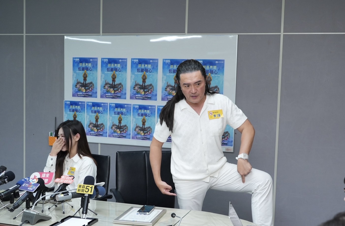 李㼈分享自己曾在儀隊服役，在練習時不慎被槍刺傷大腿。（圖／記者許方正攝）