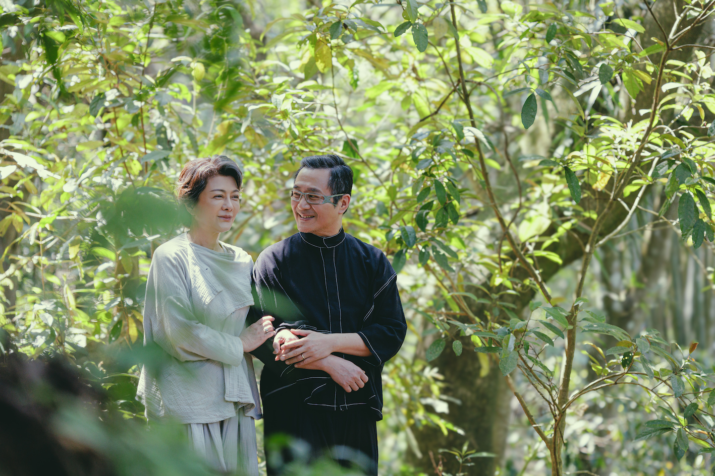 湯志偉與葛蕾演繹40年後熟齡夫妻。（圖／偉大文化提供）