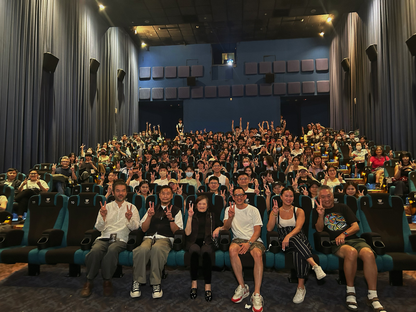 張世(左二)與導演賴俊羽跑《搜查瑠公圳》映後與觀眾影迷合影。（圖／伯樂影業提供）