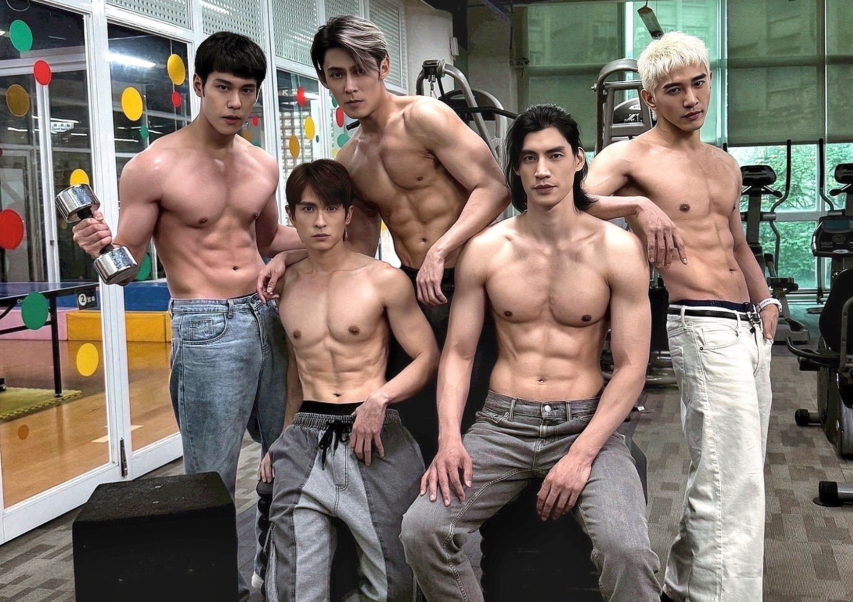周予天（左起）、石知田、陳奕、羅宏正、張立昂秀出驚人好身材。（圖／達騰娛樂提供）