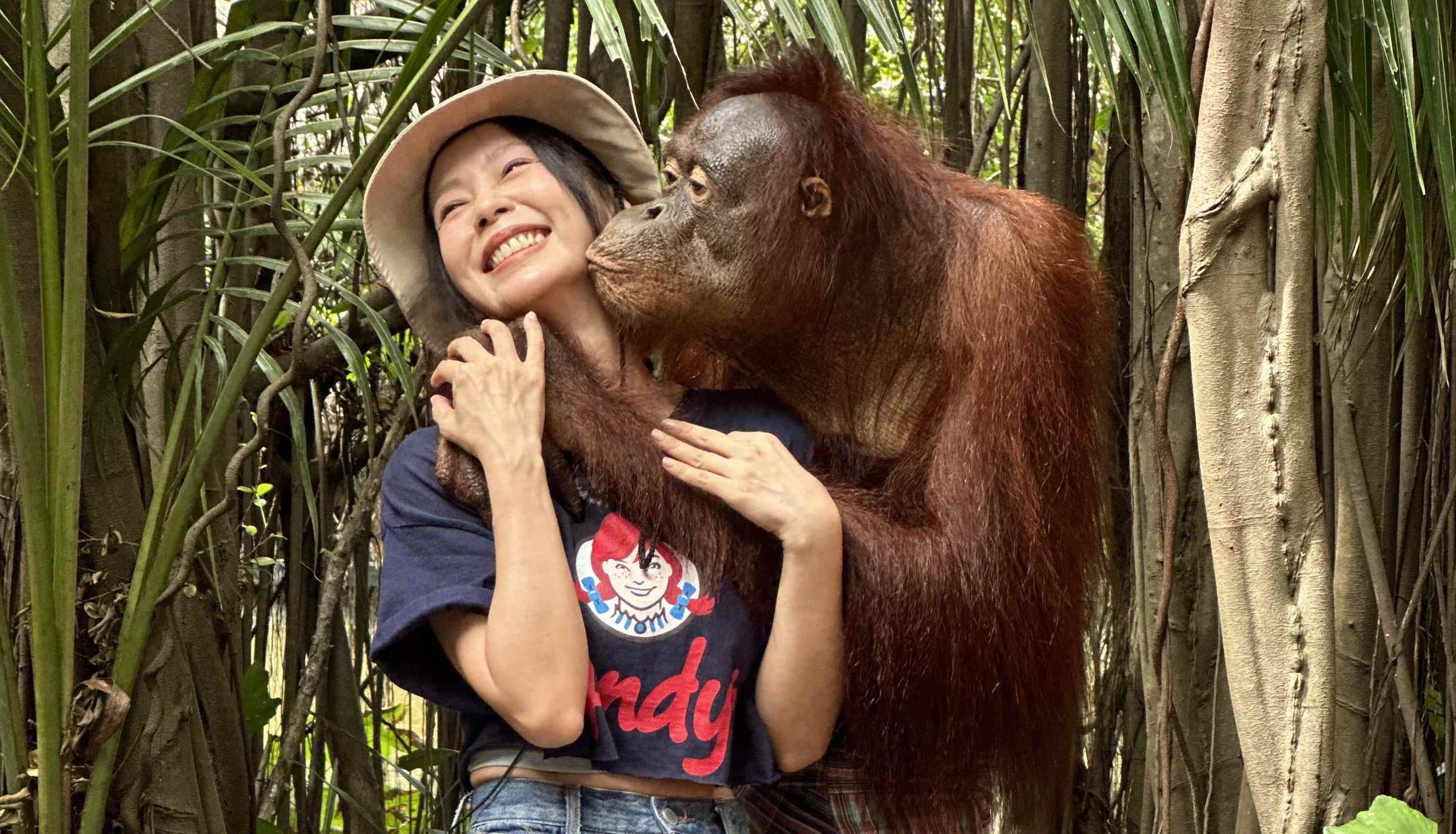 孫淑媚在曼谷賽福瑞野生動物園被猴子索吻 。（圖／公視台語台提供）