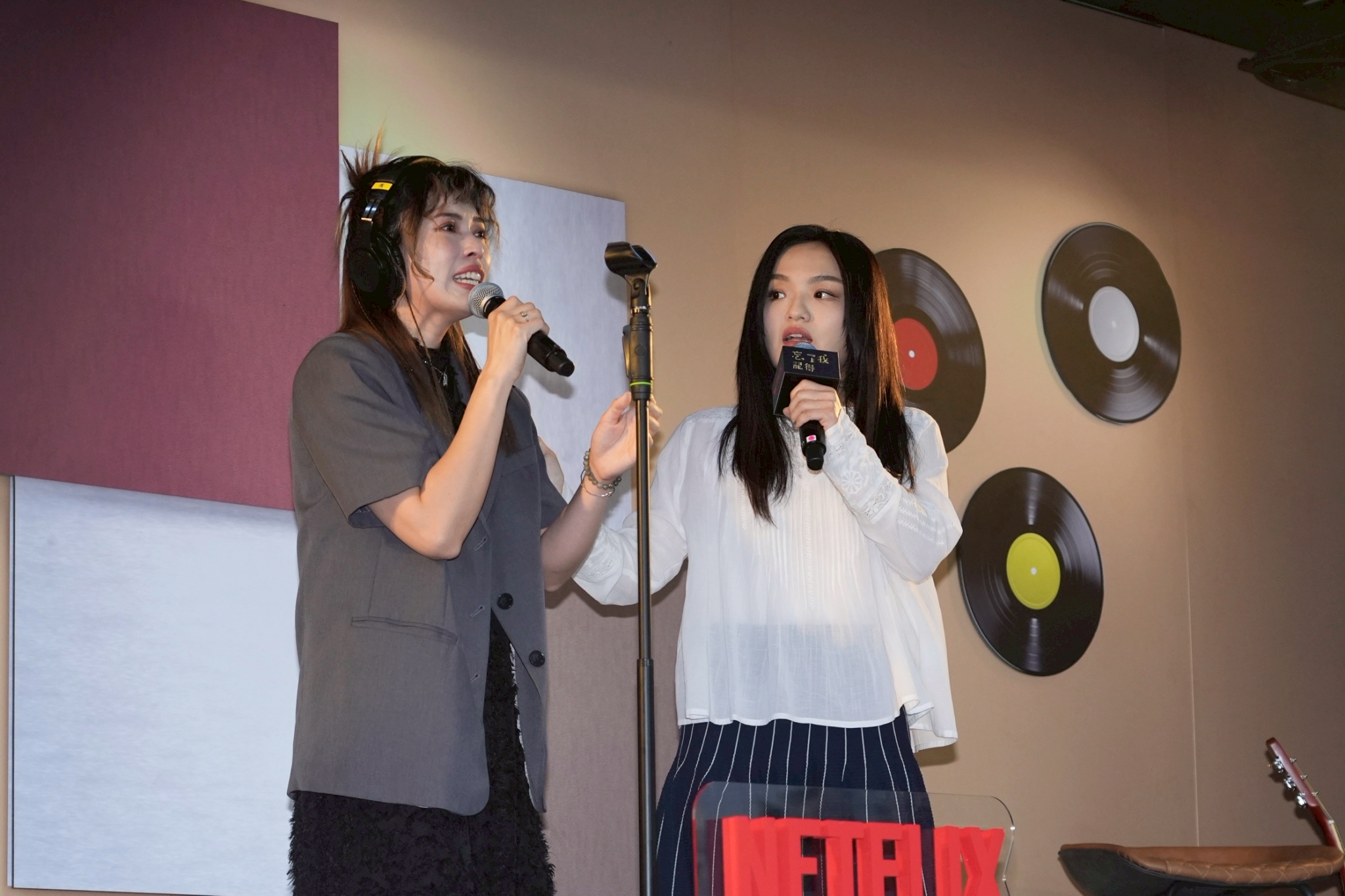徐佳瑩（右）驚喜現身和素人歌手馮玟璇合唱。（圖／記者許方正攝）
