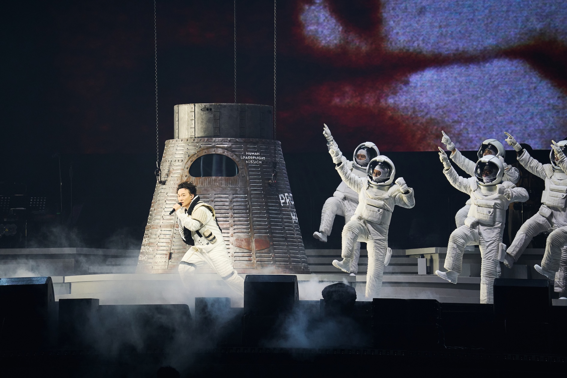 陳奕迅（左）化身太空人投入演出。（圖／My Kan提供）